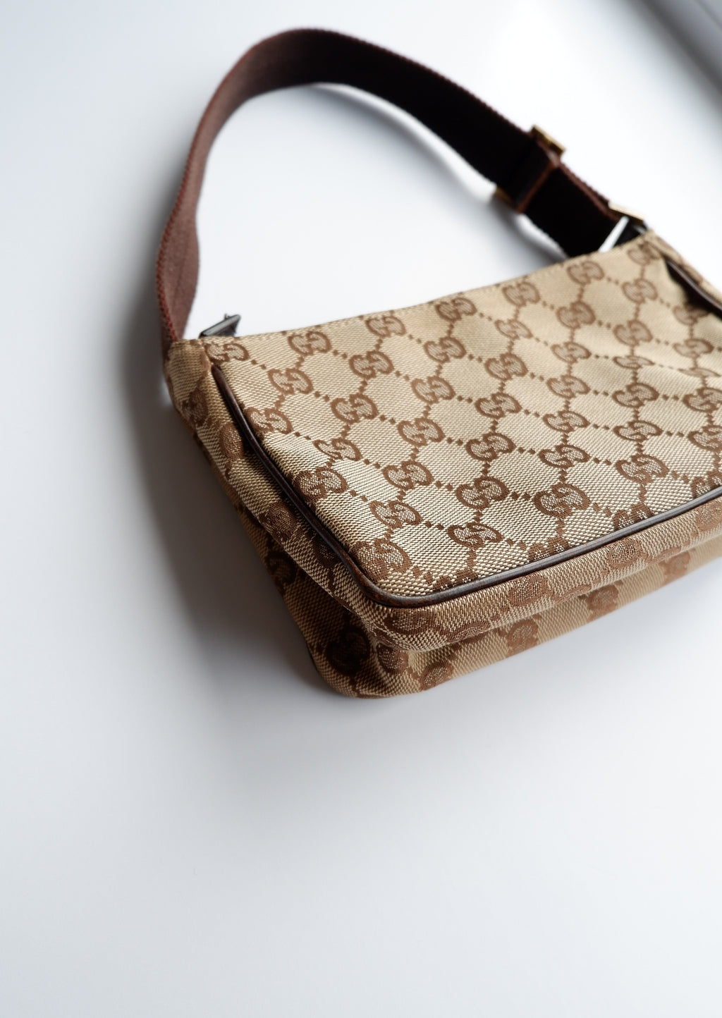 Authentique Sac bandoulière Gucci Micro en toile GG marron, d'occasion