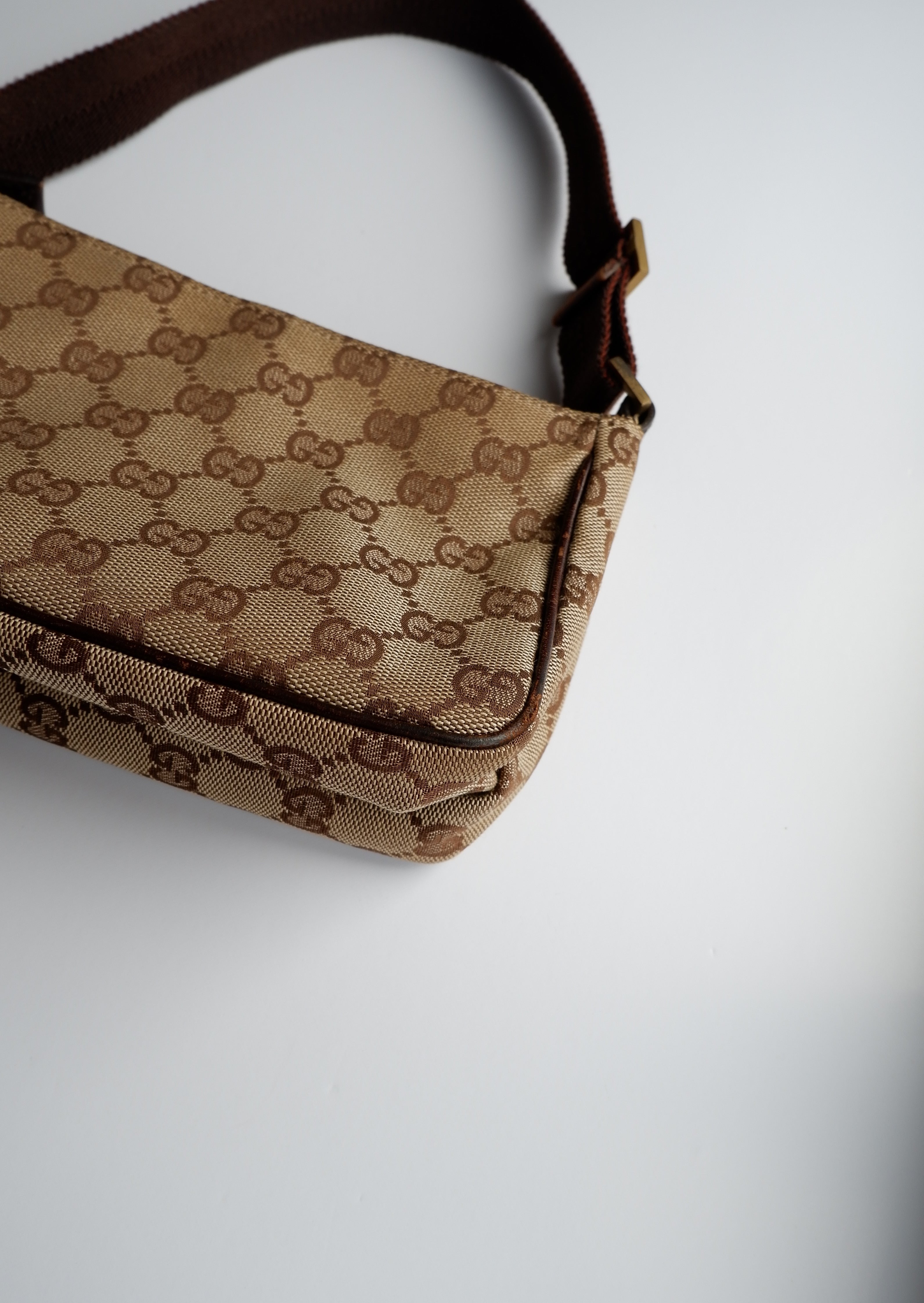 Authentique Sac bandoulière Gucci Micro en toile GG marron, d'occasion