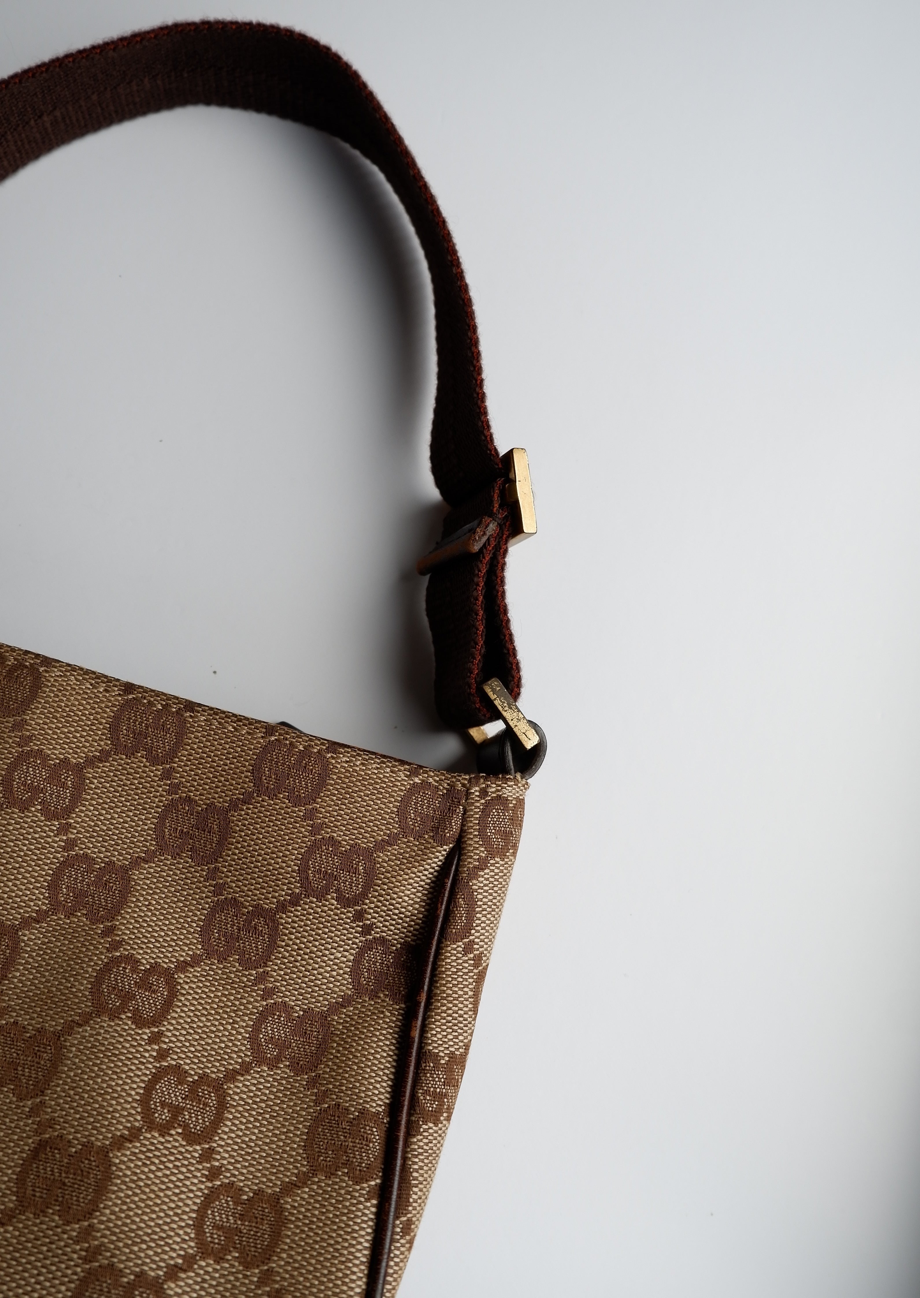 Authentique Sac bandoulière Gucci Micro en toile GG marron, d'occasion