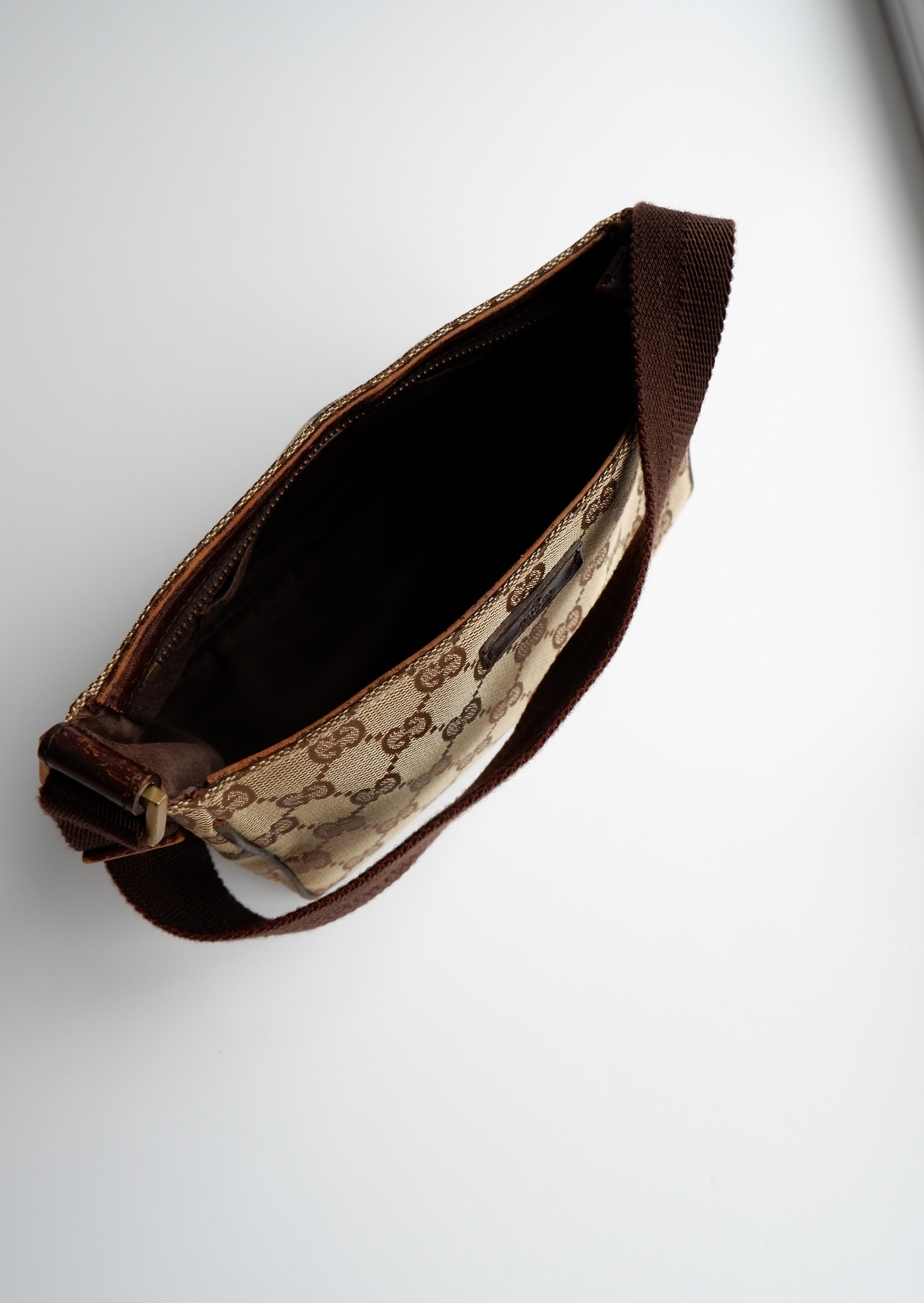 Authentique Sac bandoulière Gucci Micro en toile GG marron, d'occasion