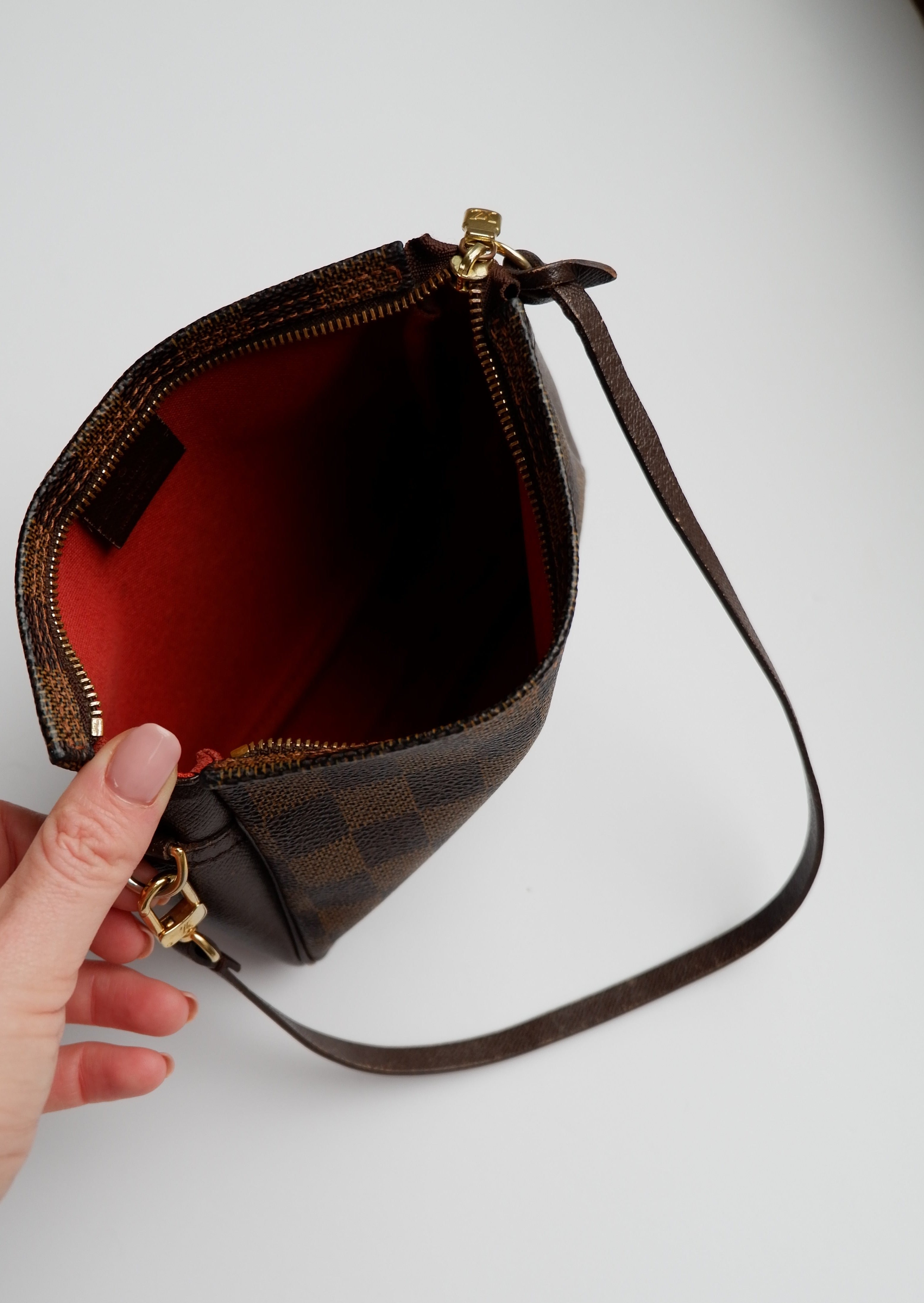 Authentique sac bandoulière Louis Vuitton Damier Ebene Trousse d'occasion