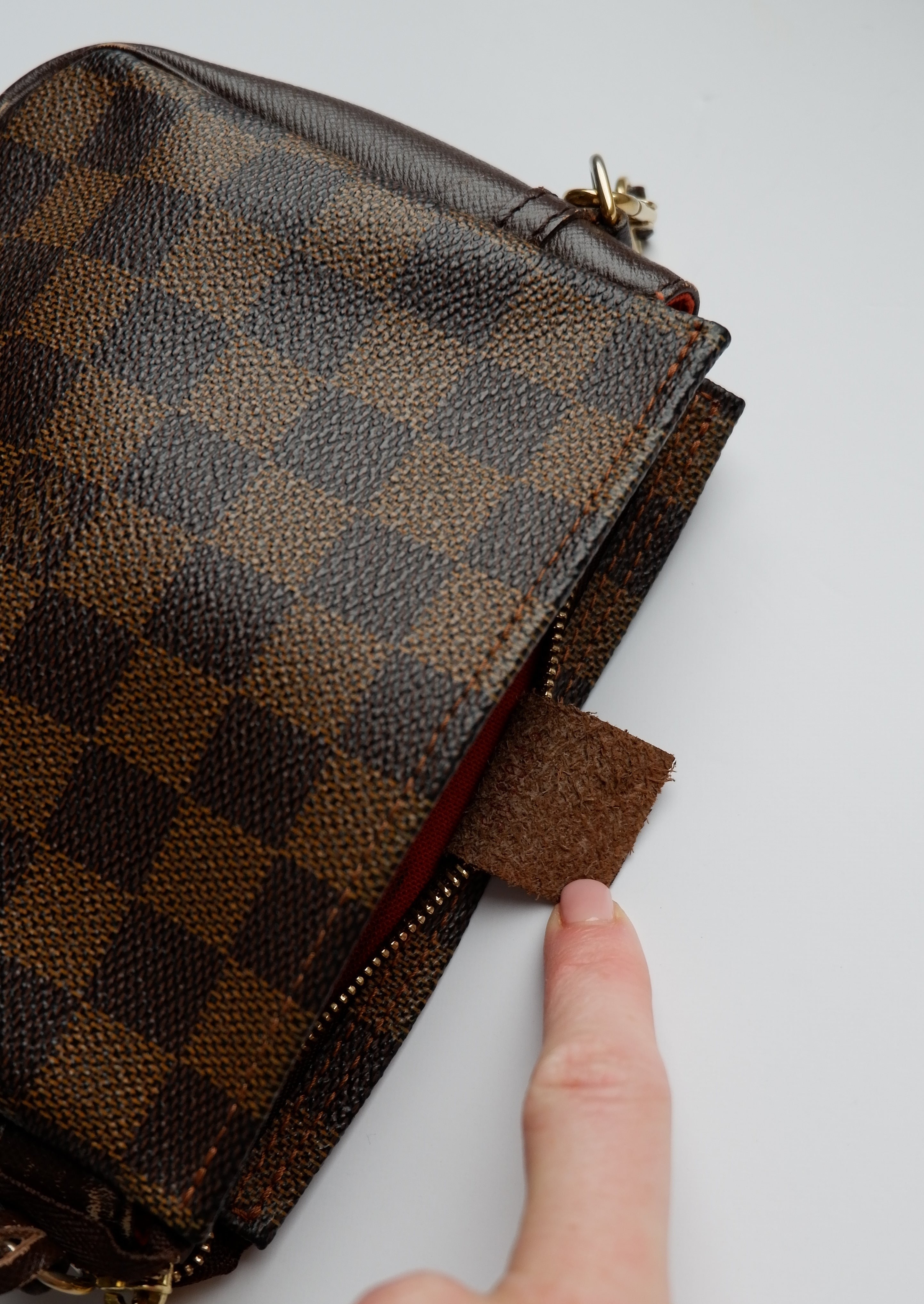 Authentique sac bandoulière Louis Vuitton Damier Ebene Trousse d'occasion