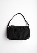 Authentique sac à bandoulière micro Prada en nylon noir d'occasion