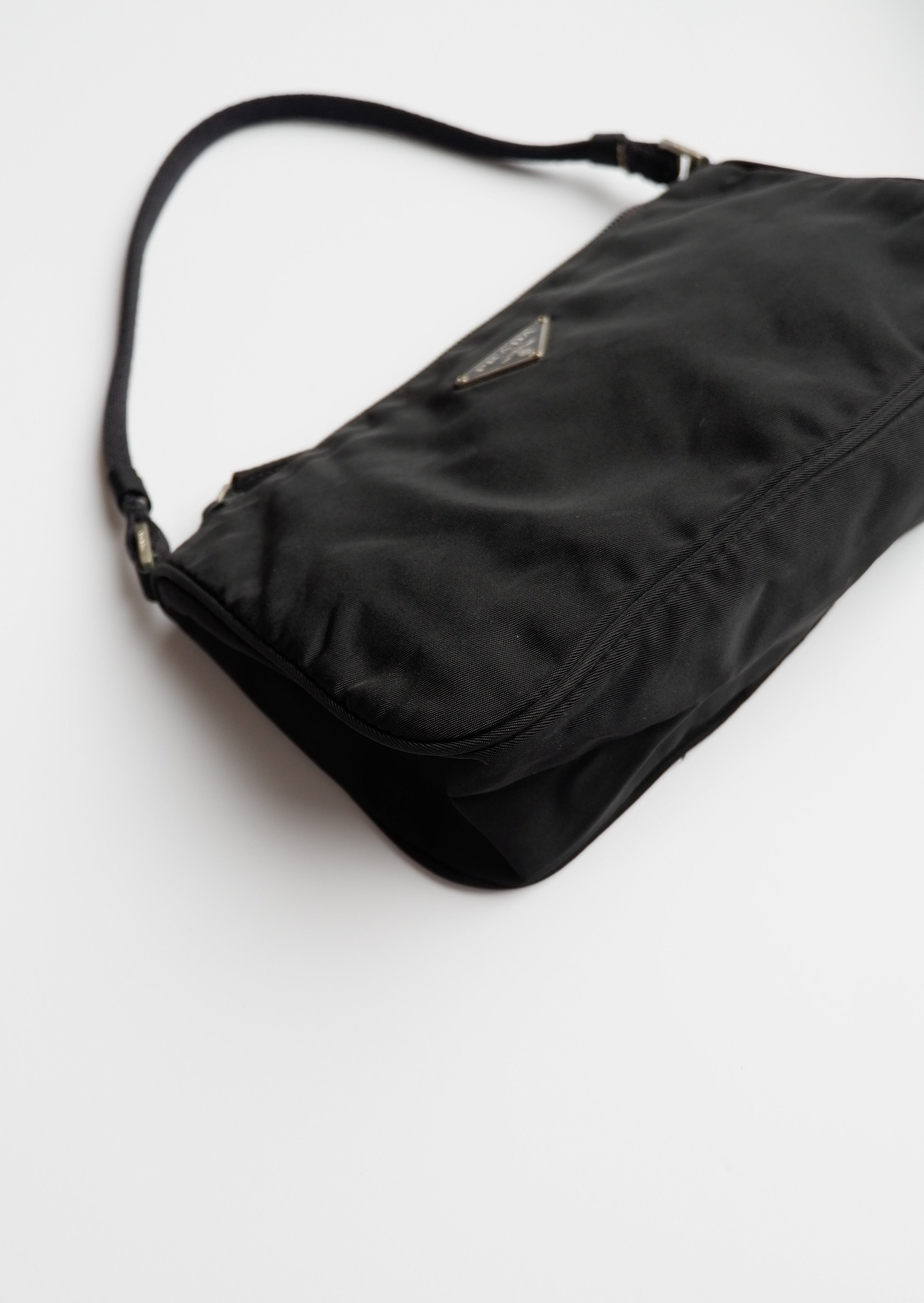 Authentique sac à bandoulière micro Prada en nylon noir d'occasion
