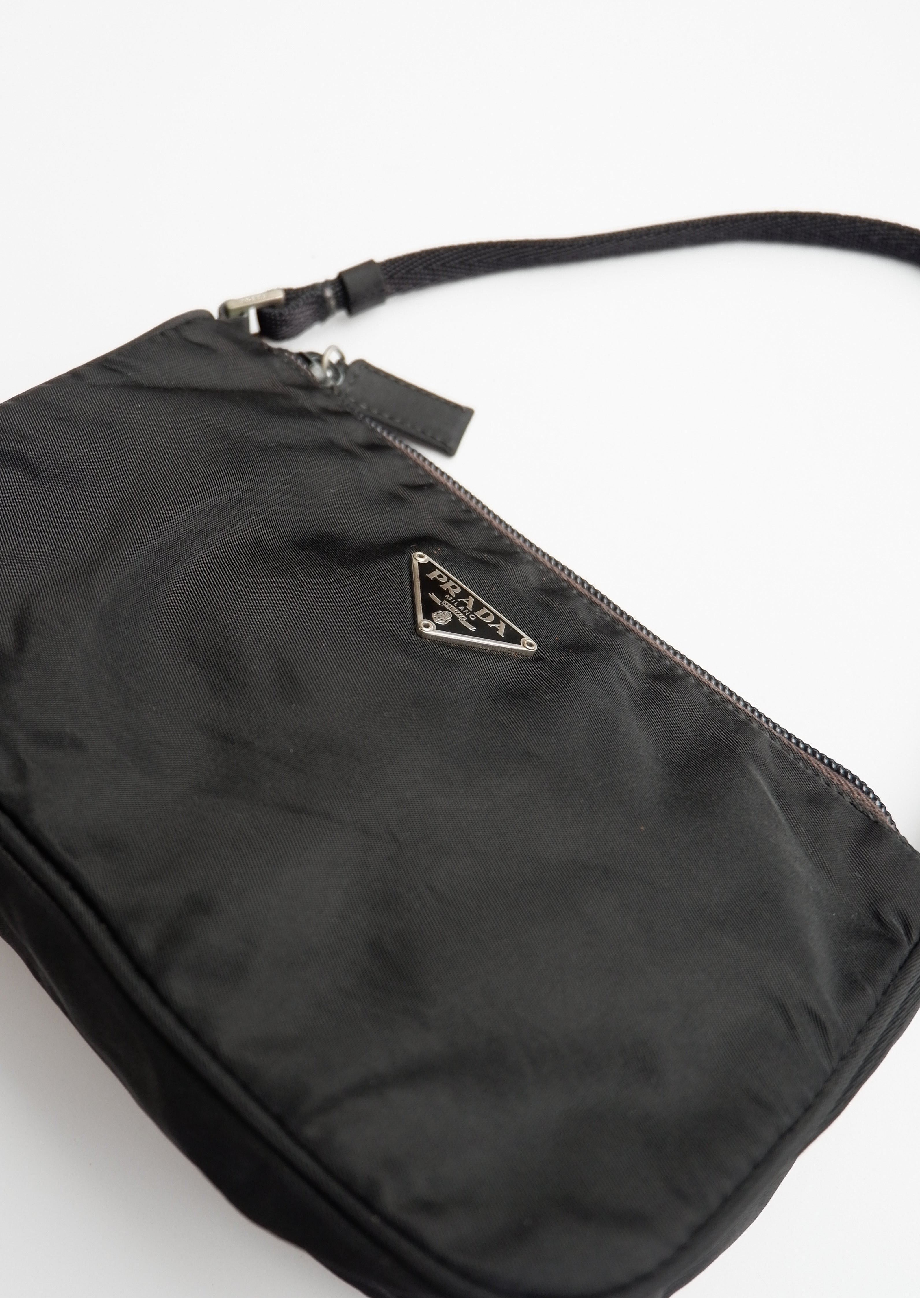 Authentique sac à bandoulière micro Prada en nylon noir d'occasion