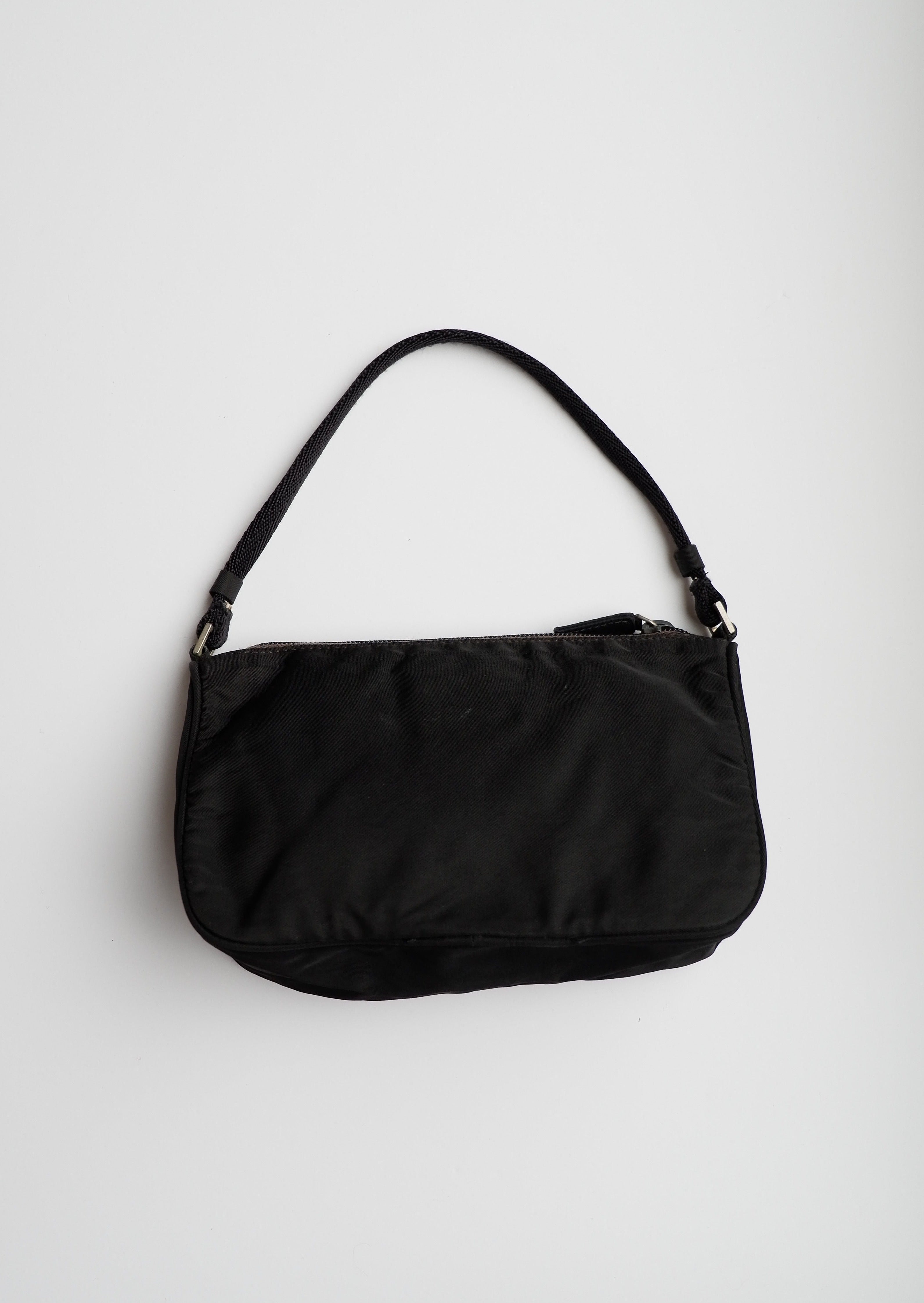 Authentique sac à bandoulière micro Prada en nylon noir d'occasion