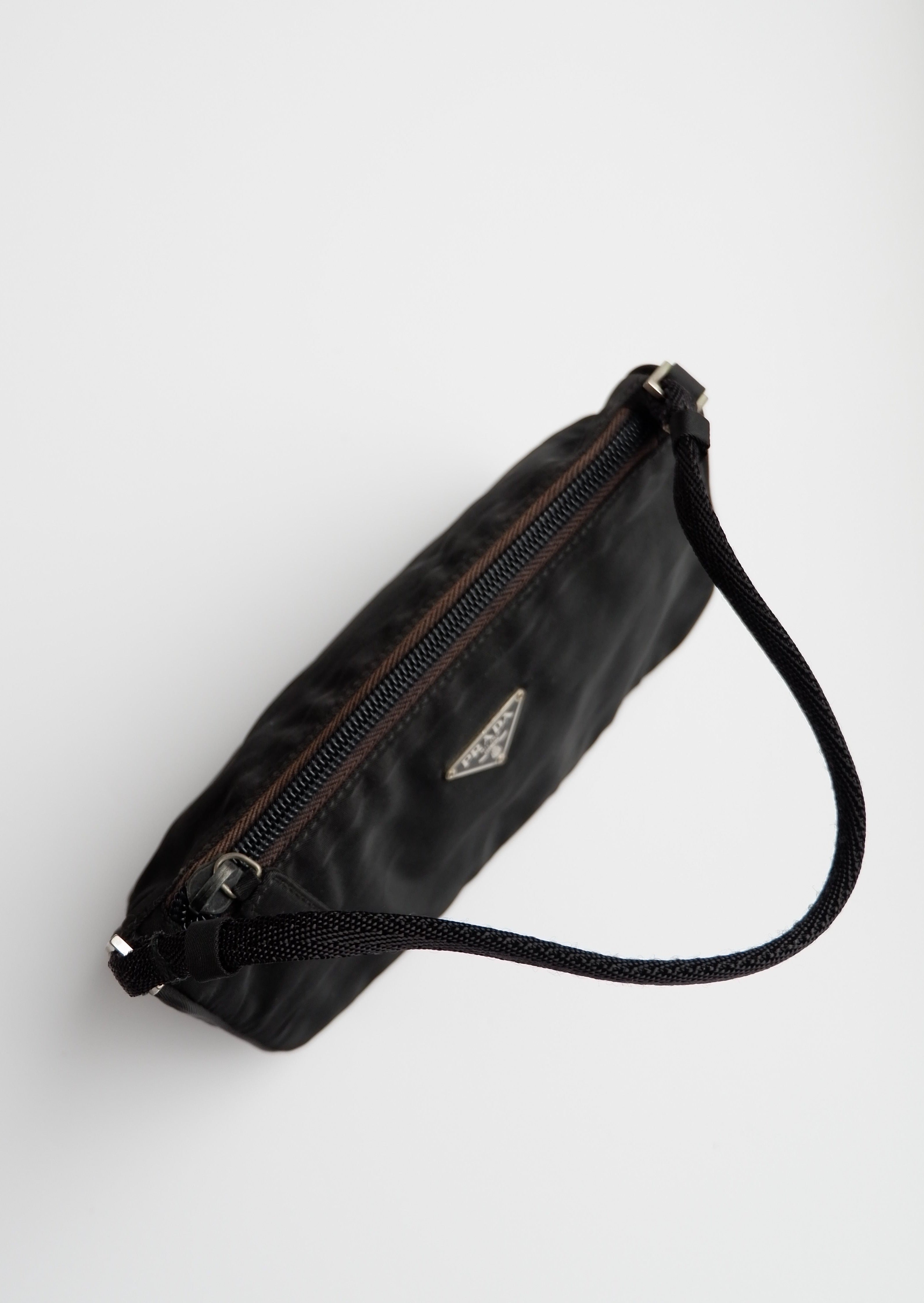 Authentique sac à bandoulière micro Prada en nylon noir d'occasion