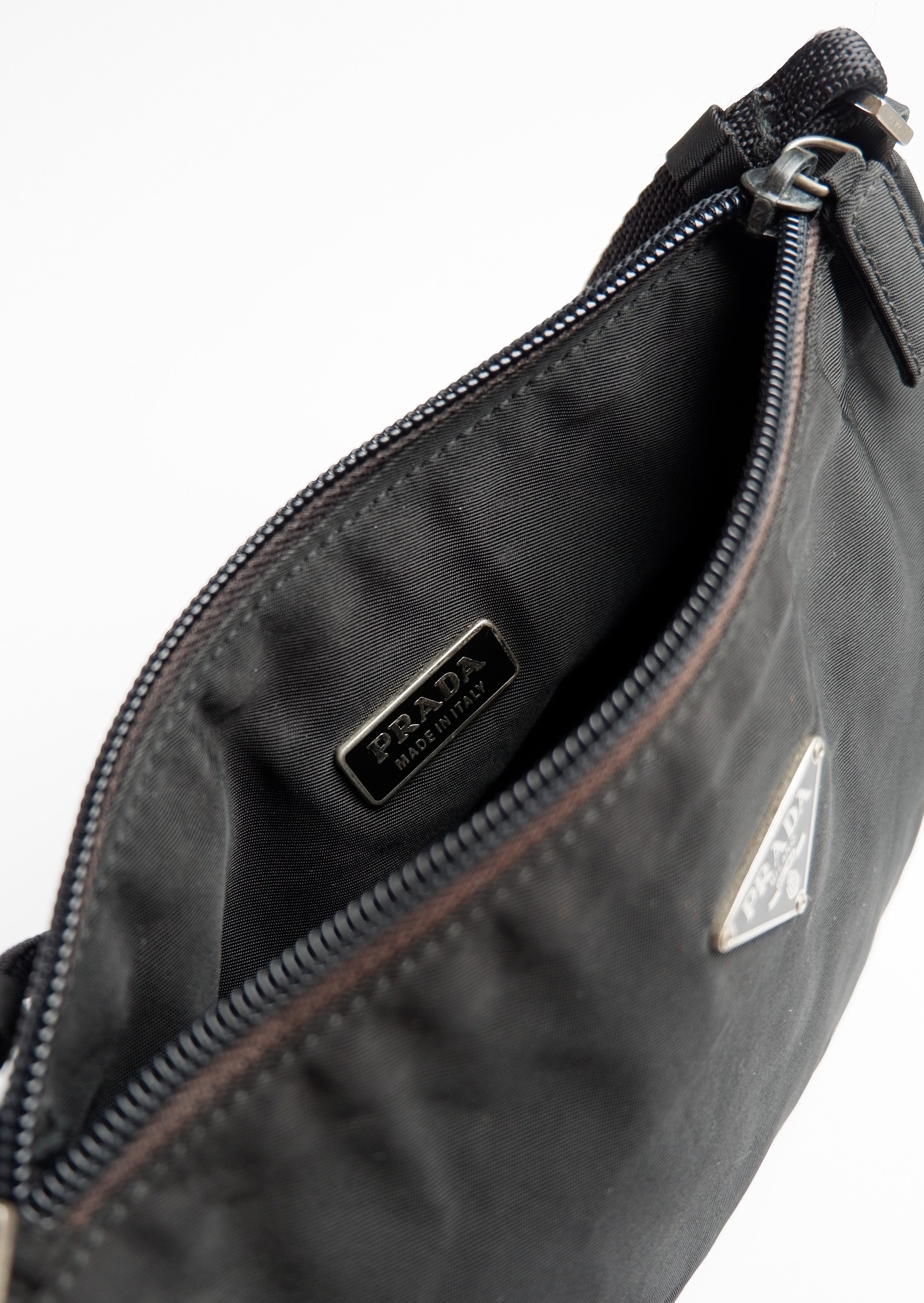 Authentique sac à bandoulière micro Prada en nylon noir d'occasion