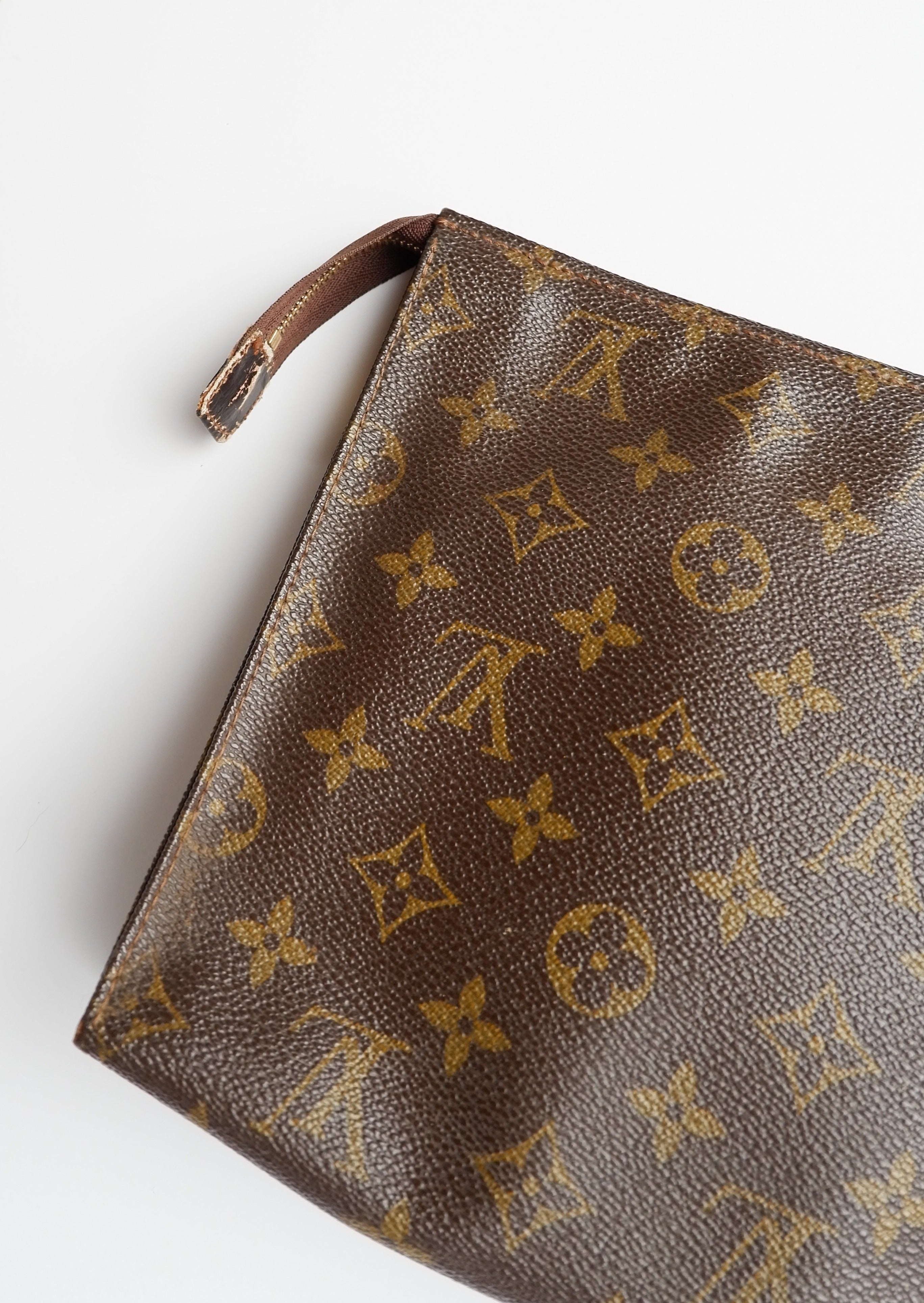 Trousse de Toilette 26 Monogram Louis Vuitton Vintage Authentique et d'Occasion