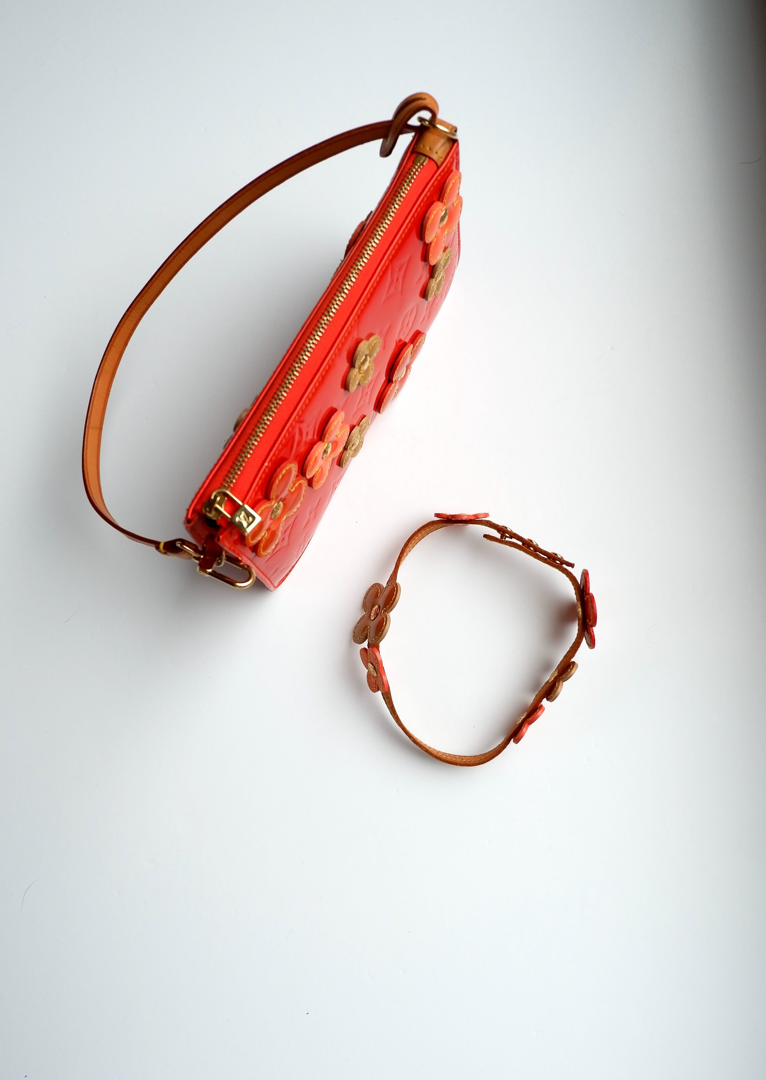 Pochette Lexington Louis Vuitton Vernis Rouge Fleurie Pré-aimée Authentique + Collier Ras du Cou Assorti