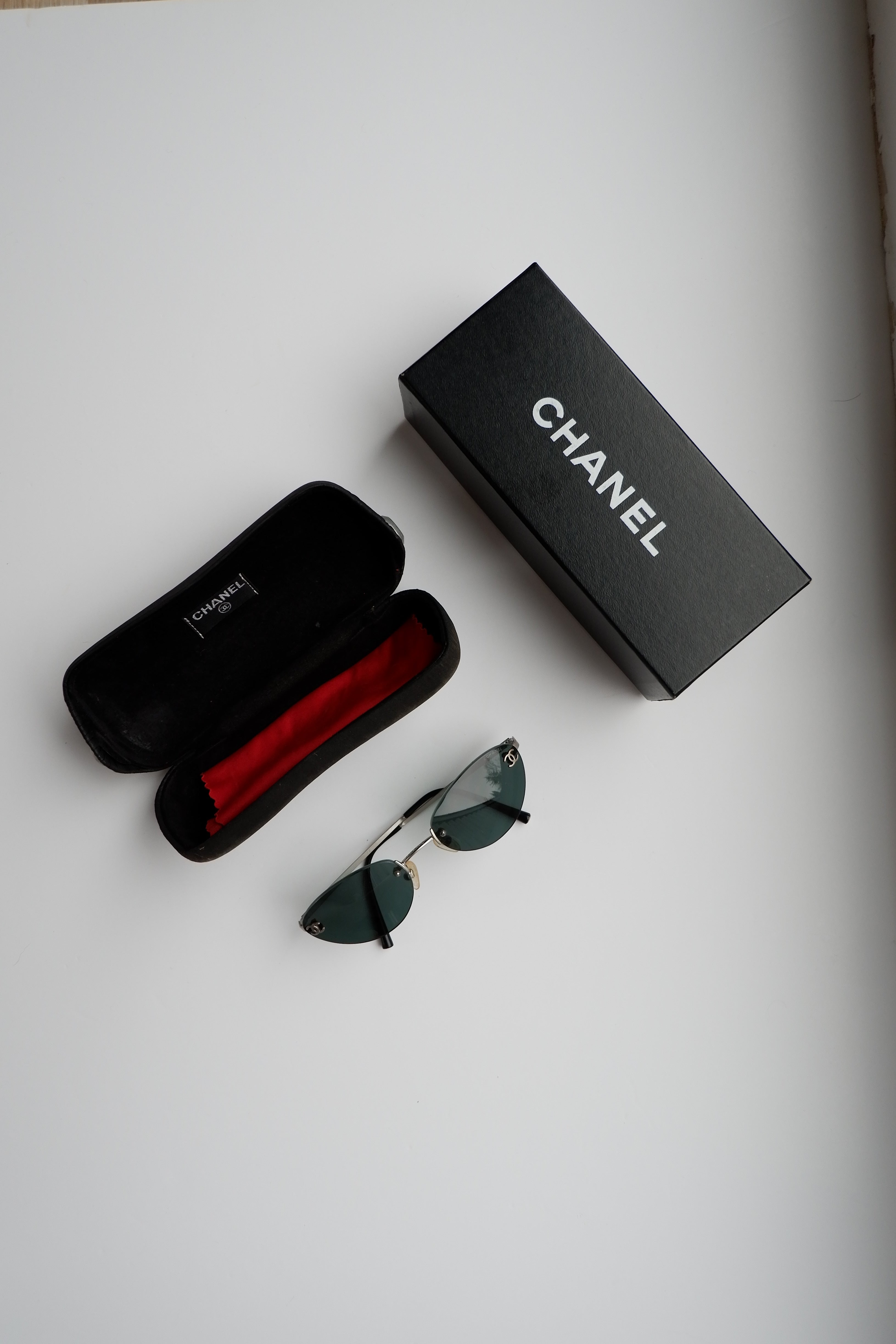 Authentiques lunettes de soleil vintage Chanel œil de chat à monture métallique