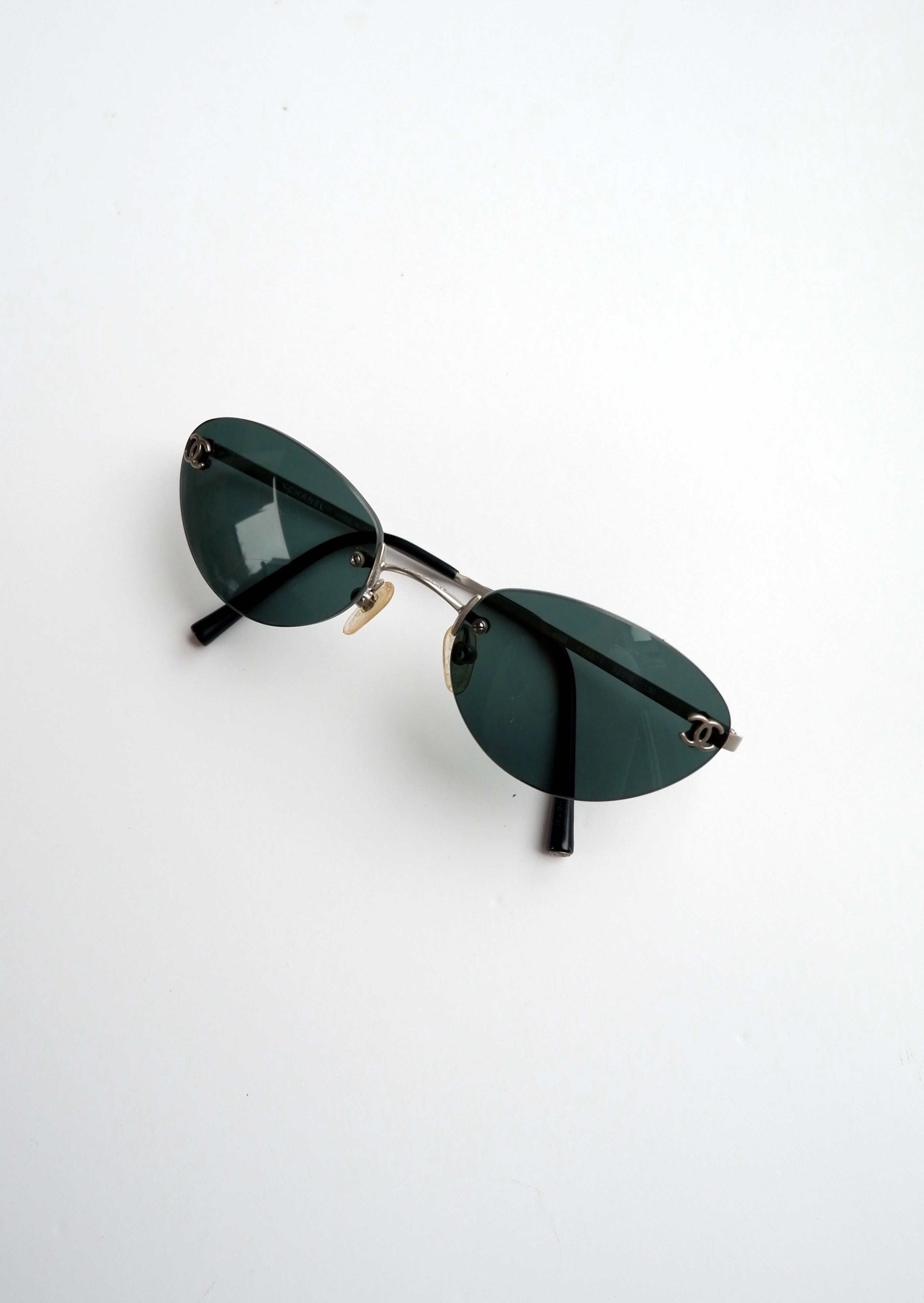 Authentiques lunettes de soleil vintage Chanel œil de chat à monture métallique