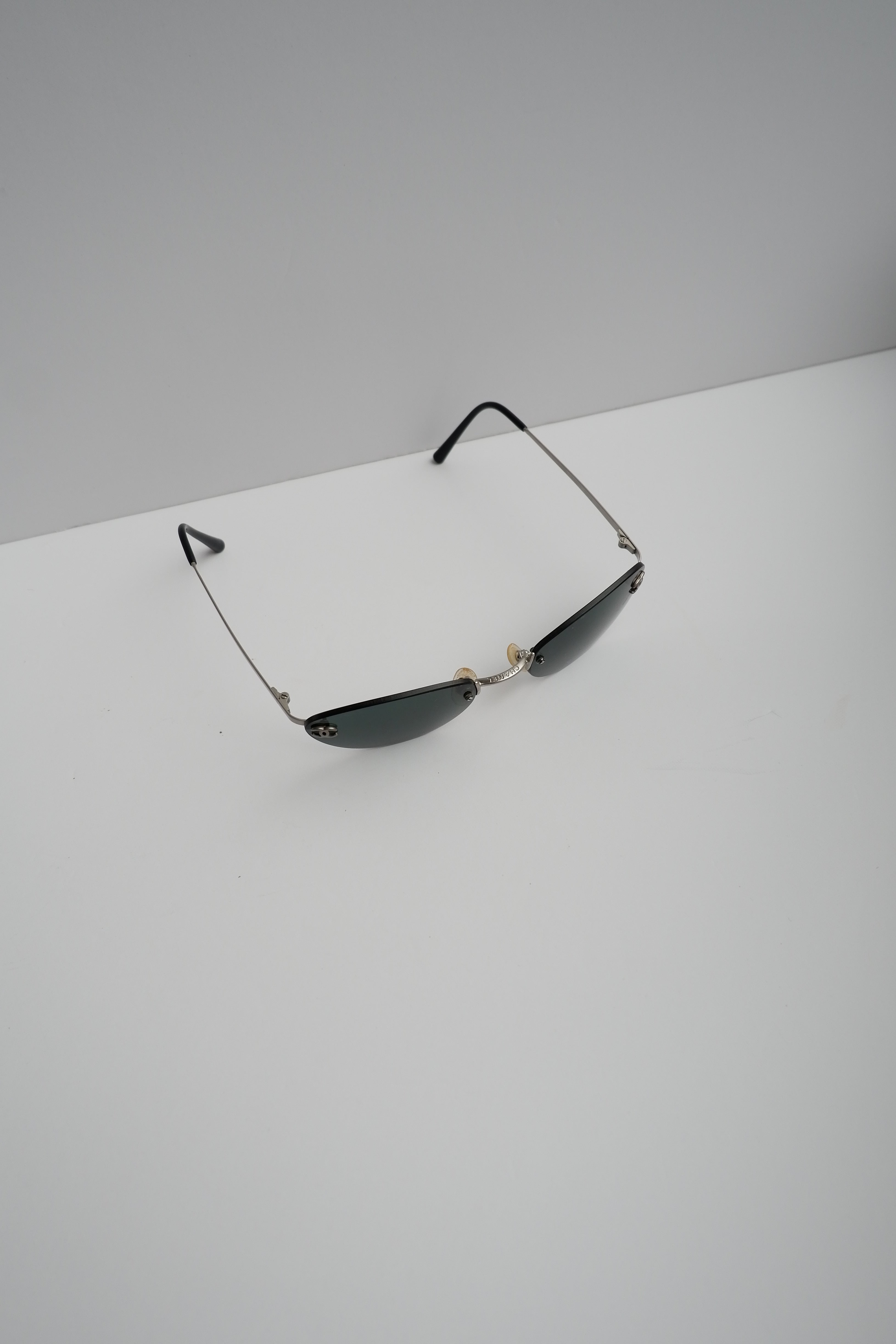 Authentiques lunettes de soleil vintage Chanel œil de chat à monture métallique