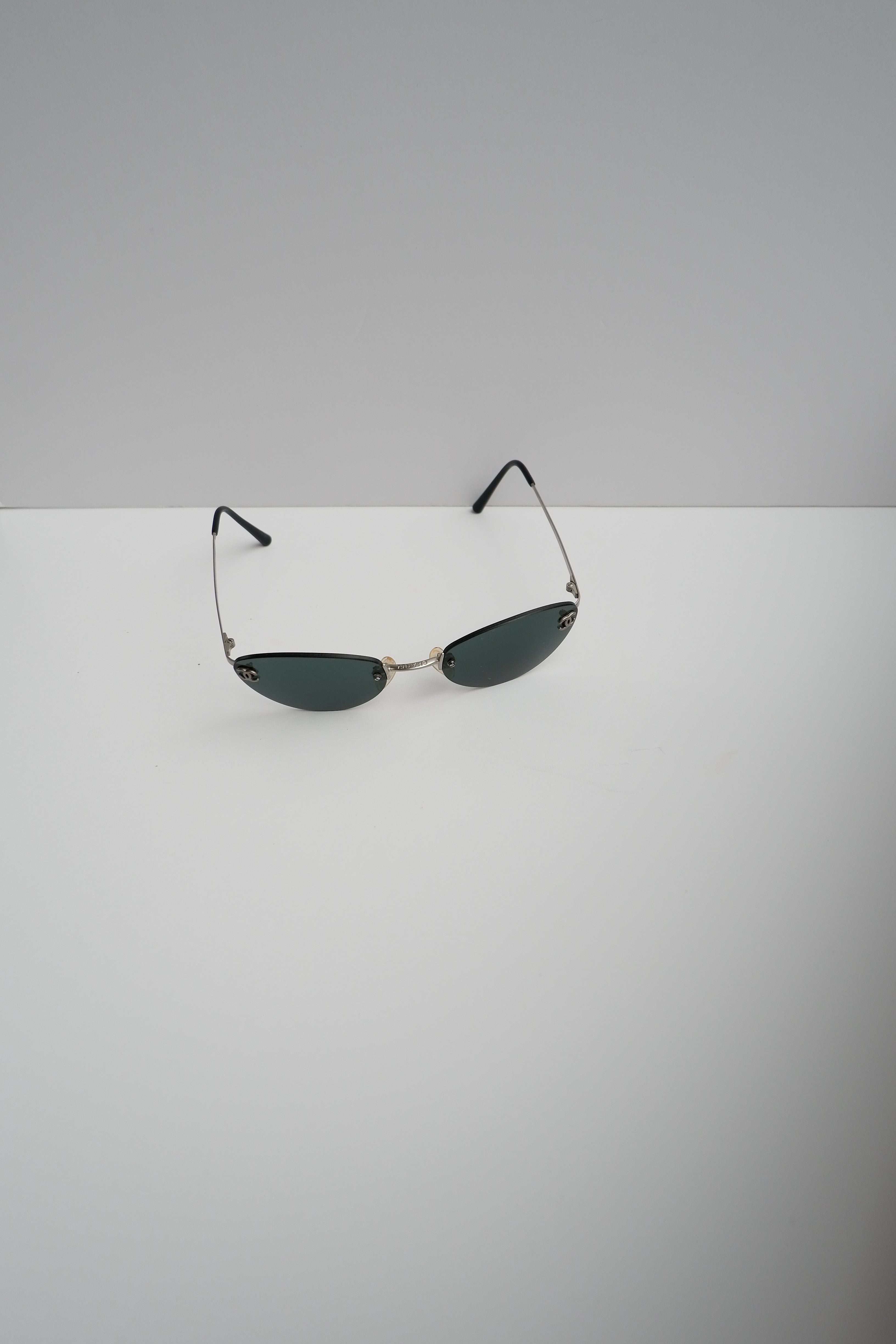 Authentiques lunettes de soleil vintage Chanel œil de chat à monture métallique