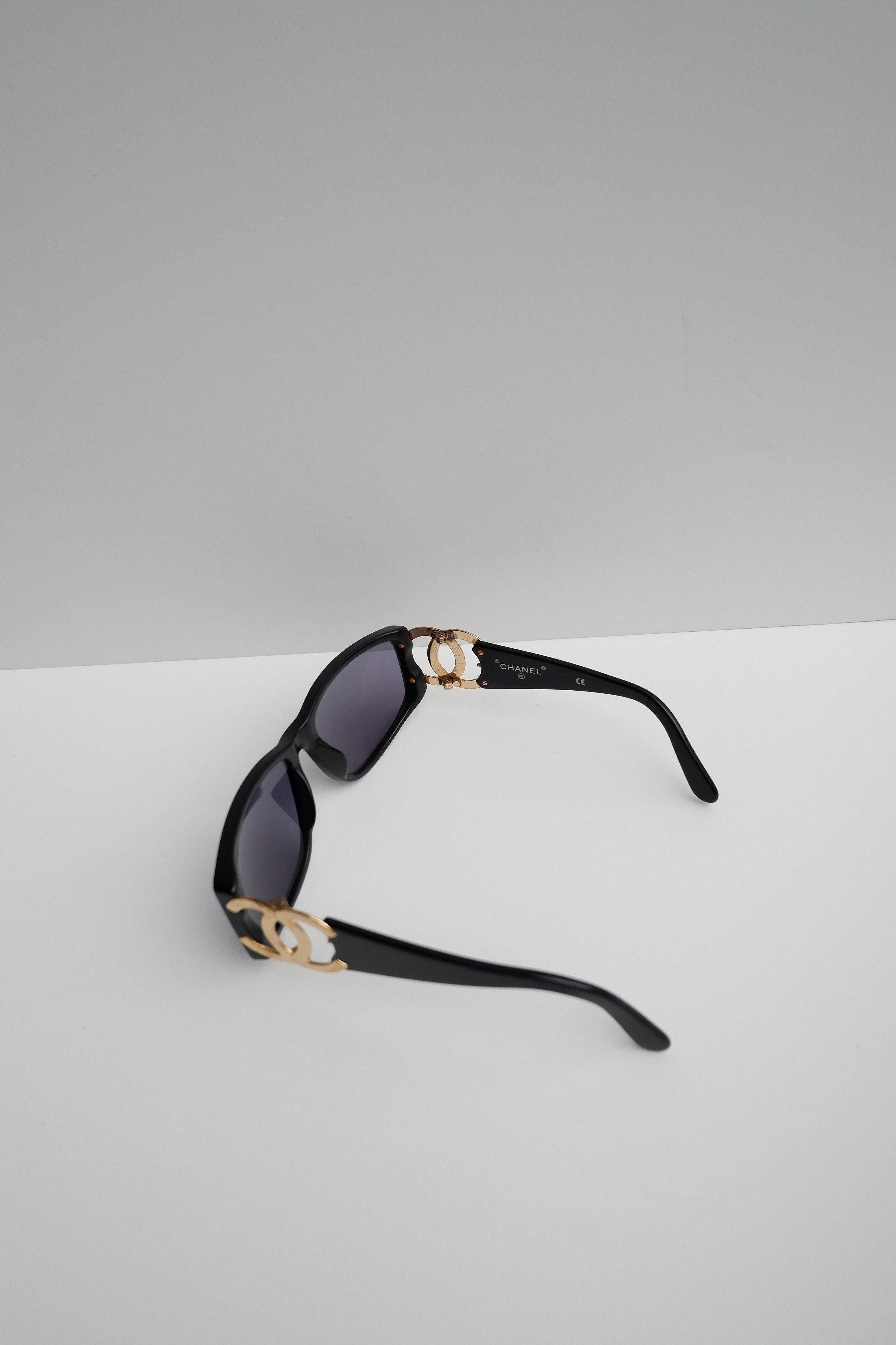 Authentiques lunettes de soleil vintage Chanel à monture carrée avec logo CC, d'occasion