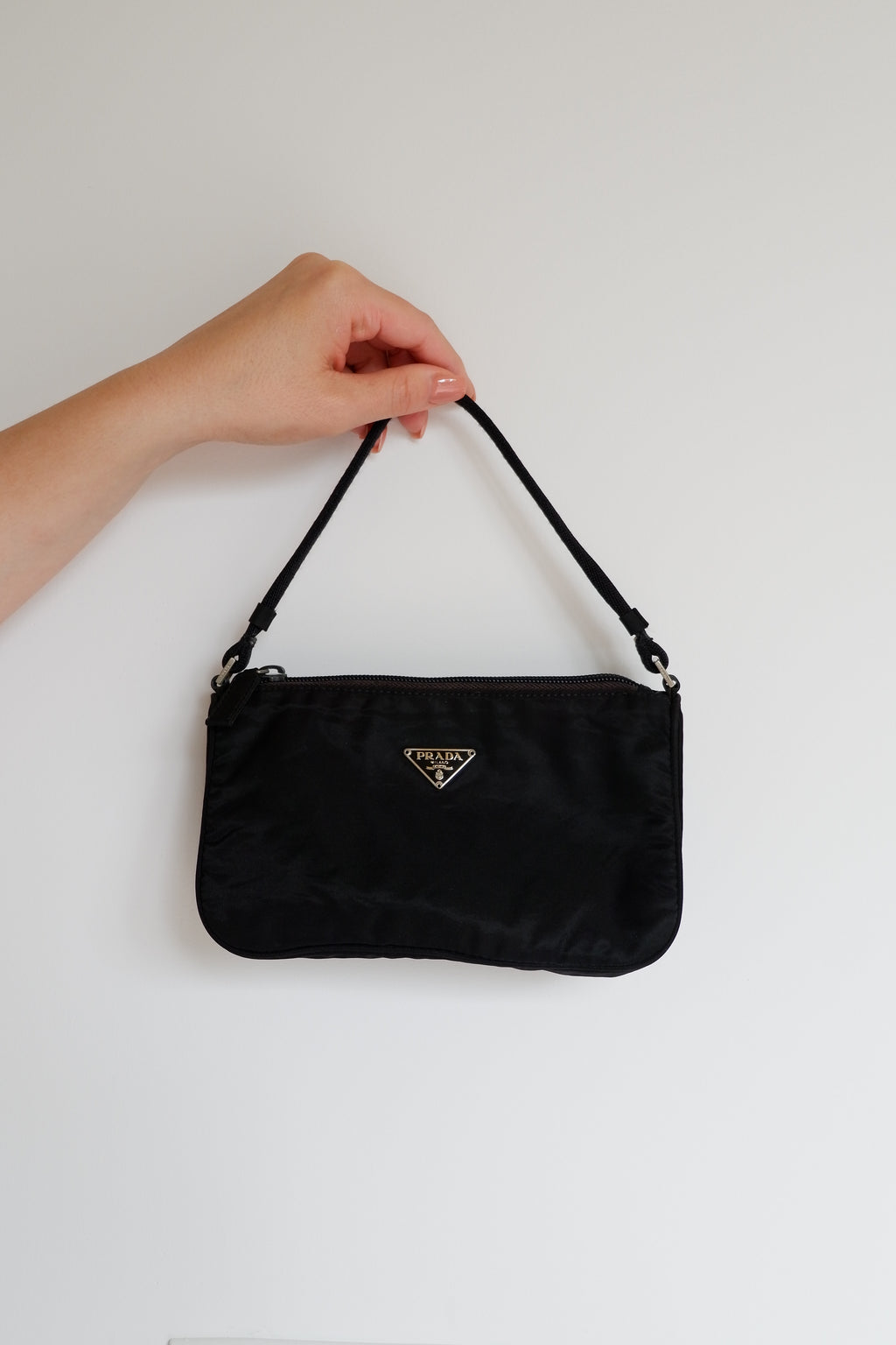 Authentique sac à bandoulière micro Prada en nylon noir d'occasion