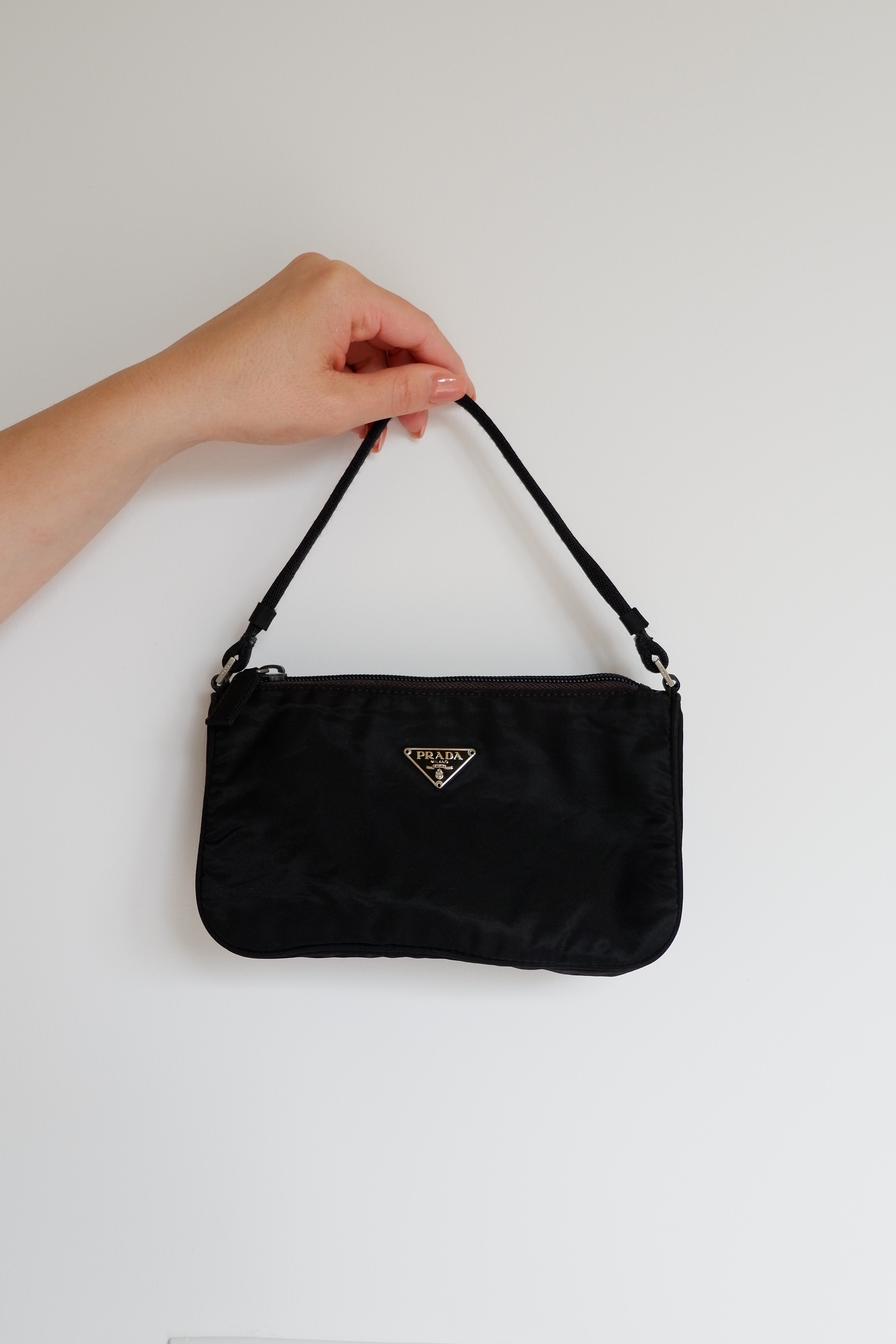 Authentique sac à bandoulière micro Prada en nylon noir d'occasion