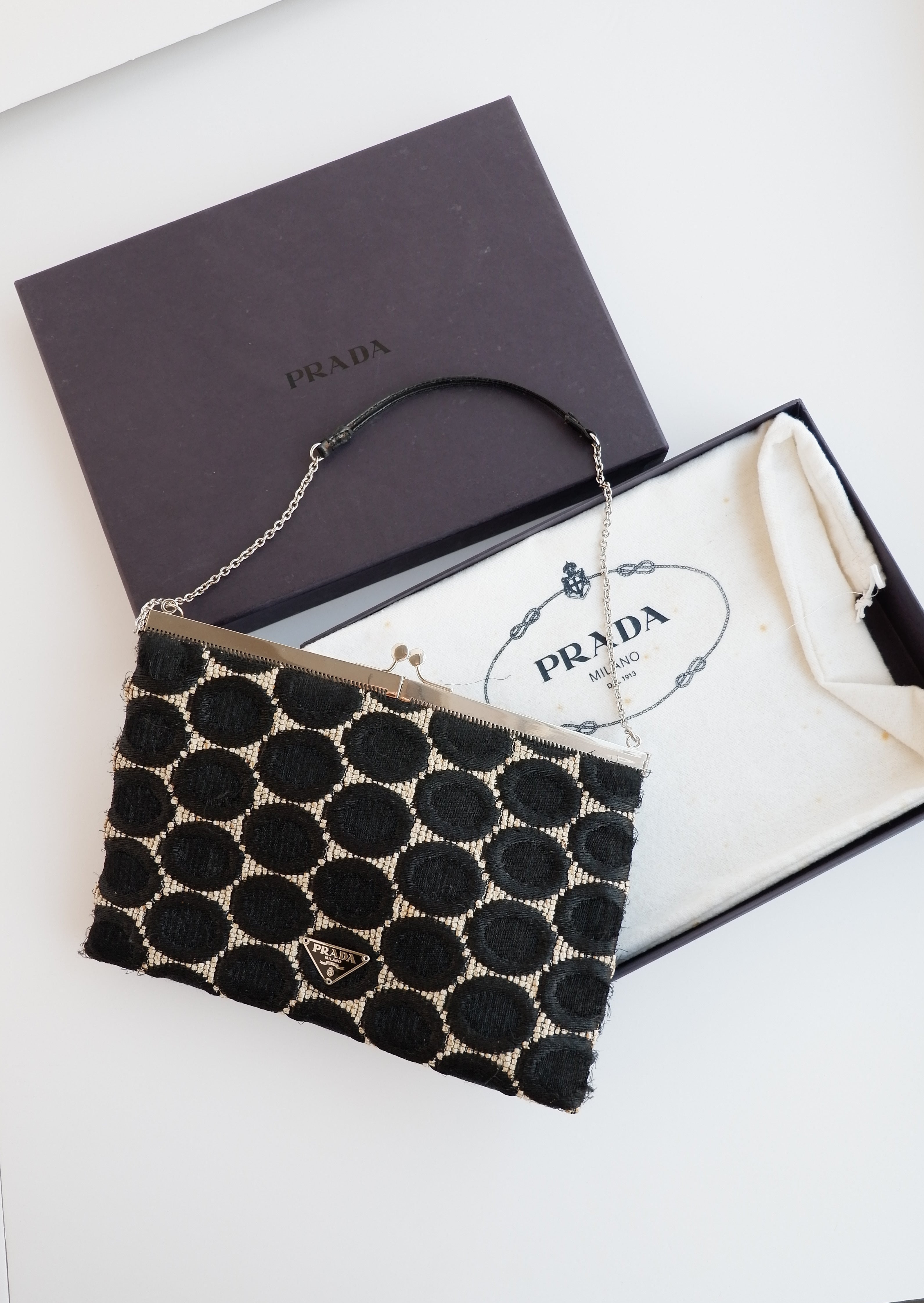 Pochette / Sac Prada authentique d'occasion, imprimé cercles noirs et blancs