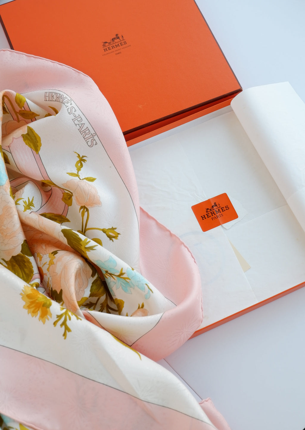 Authentique foulard Hermès d'occasion rose/multicolore à motif floral « Romantique »