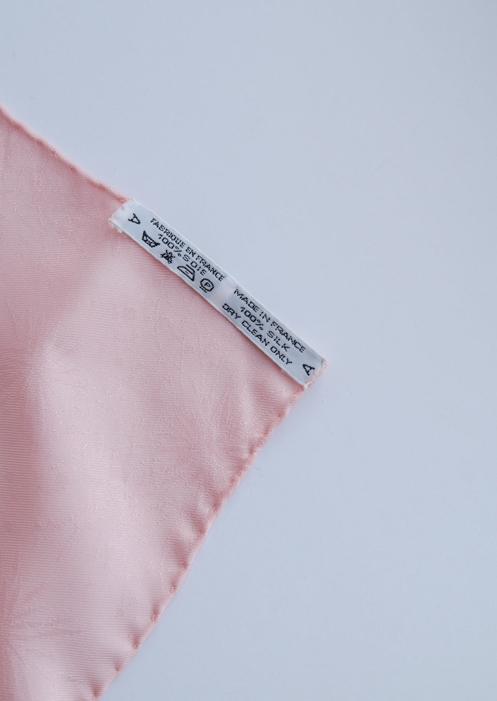 Authentique foulard Hermès d'occasion rose/multicolore à motif floral « Romantique »