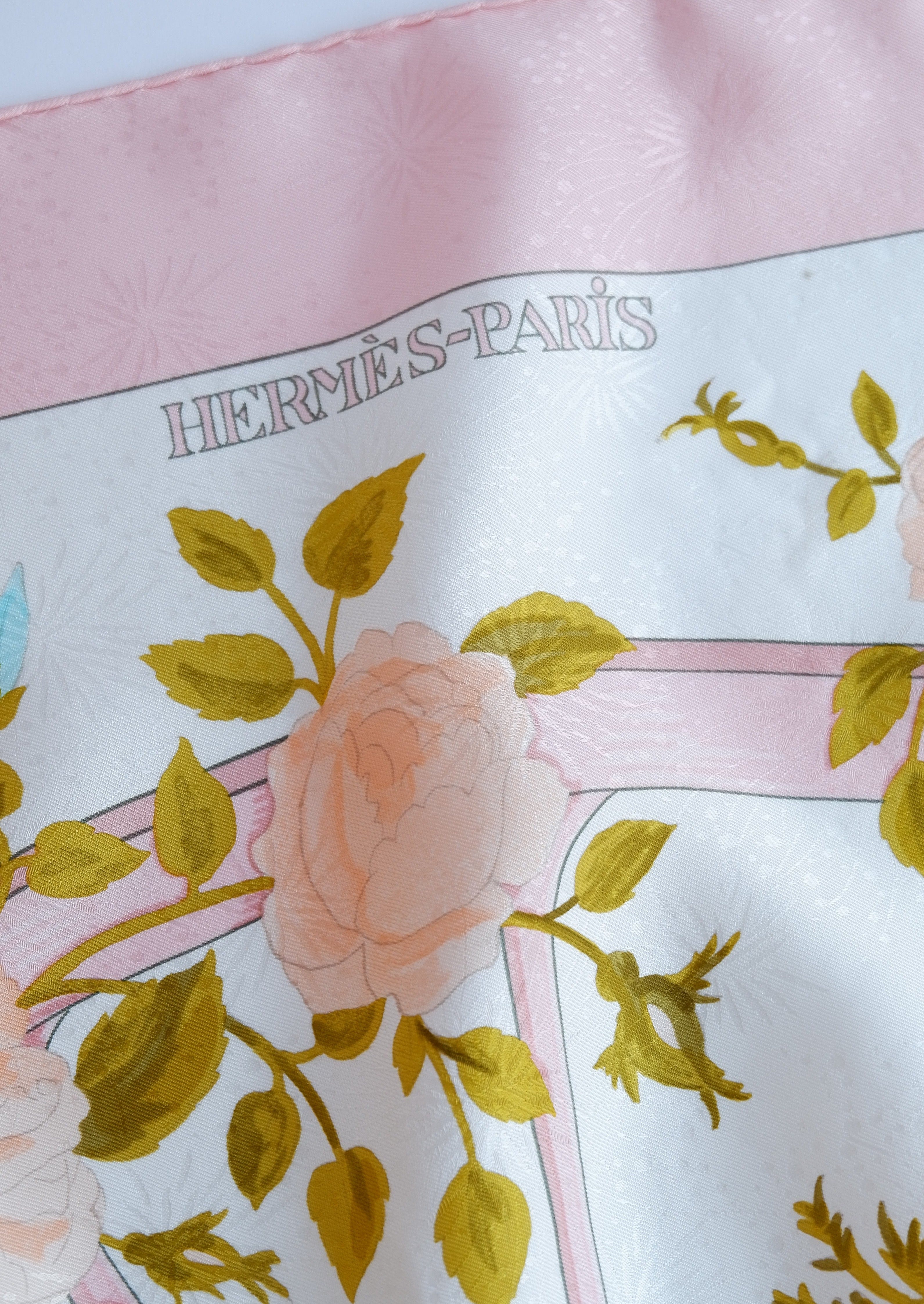 Authentique foulard Hermès d'occasion rose/multicolore à motif floral « Romantique »