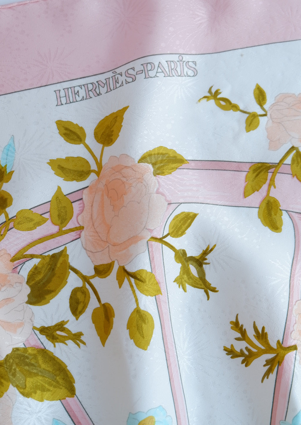 Authentique foulard Hermès d'occasion rose/multicolore à motif floral « Romantique »