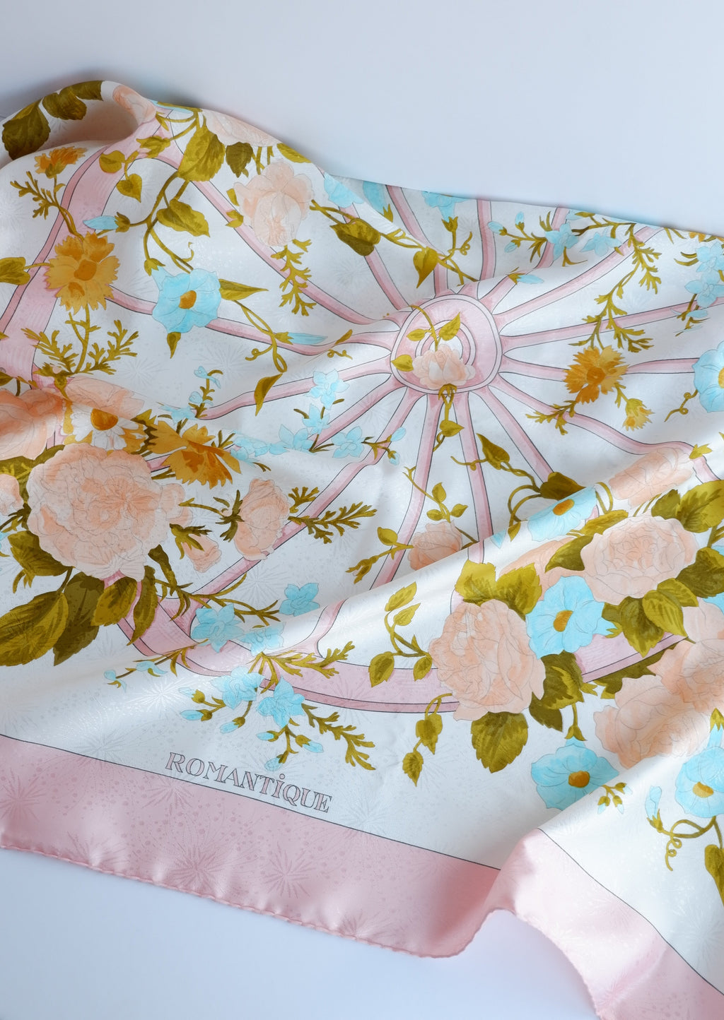 Authentique foulard Hermès d'occasion rose/multicolore à motif floral « Romantique »