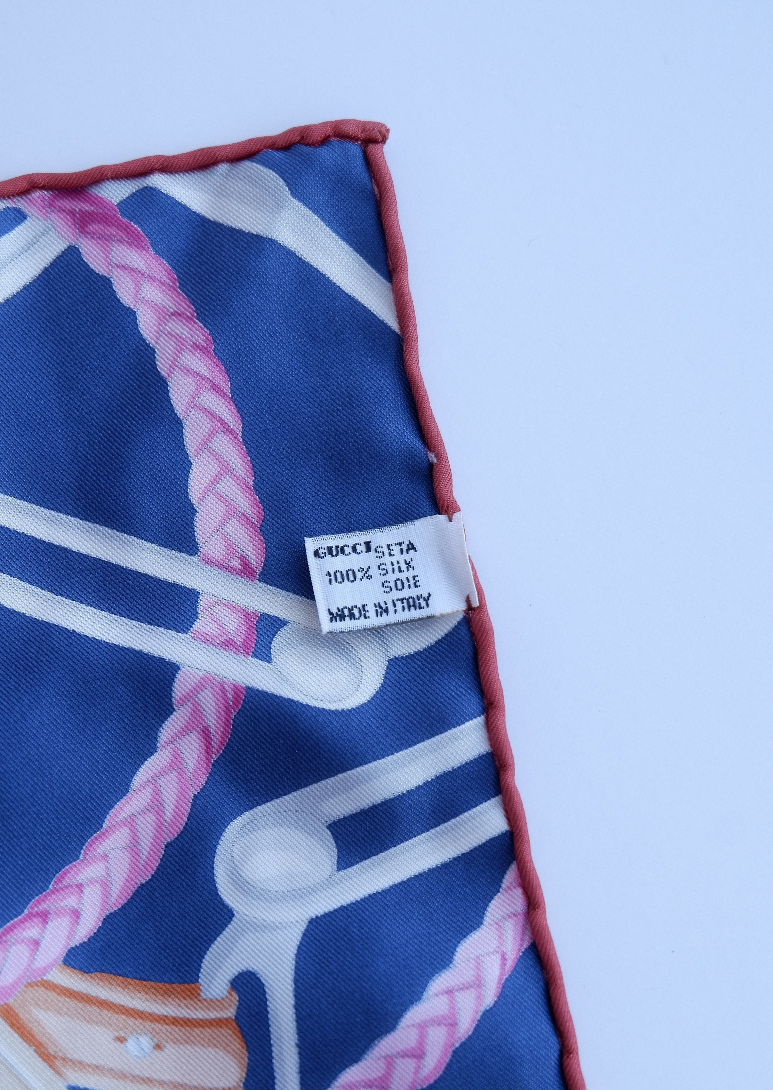 Écharpe authentique Gucci bleu marine/multicolore à imprimé mors de cheval, d'occasion