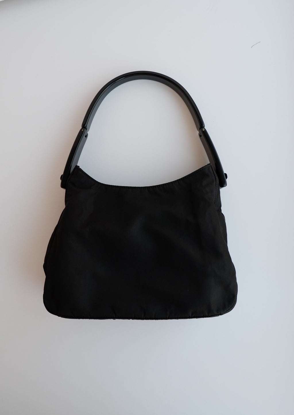 Sac à bandoulière Prada authentique d'occasion en nylon noir avec sangle en acétate
