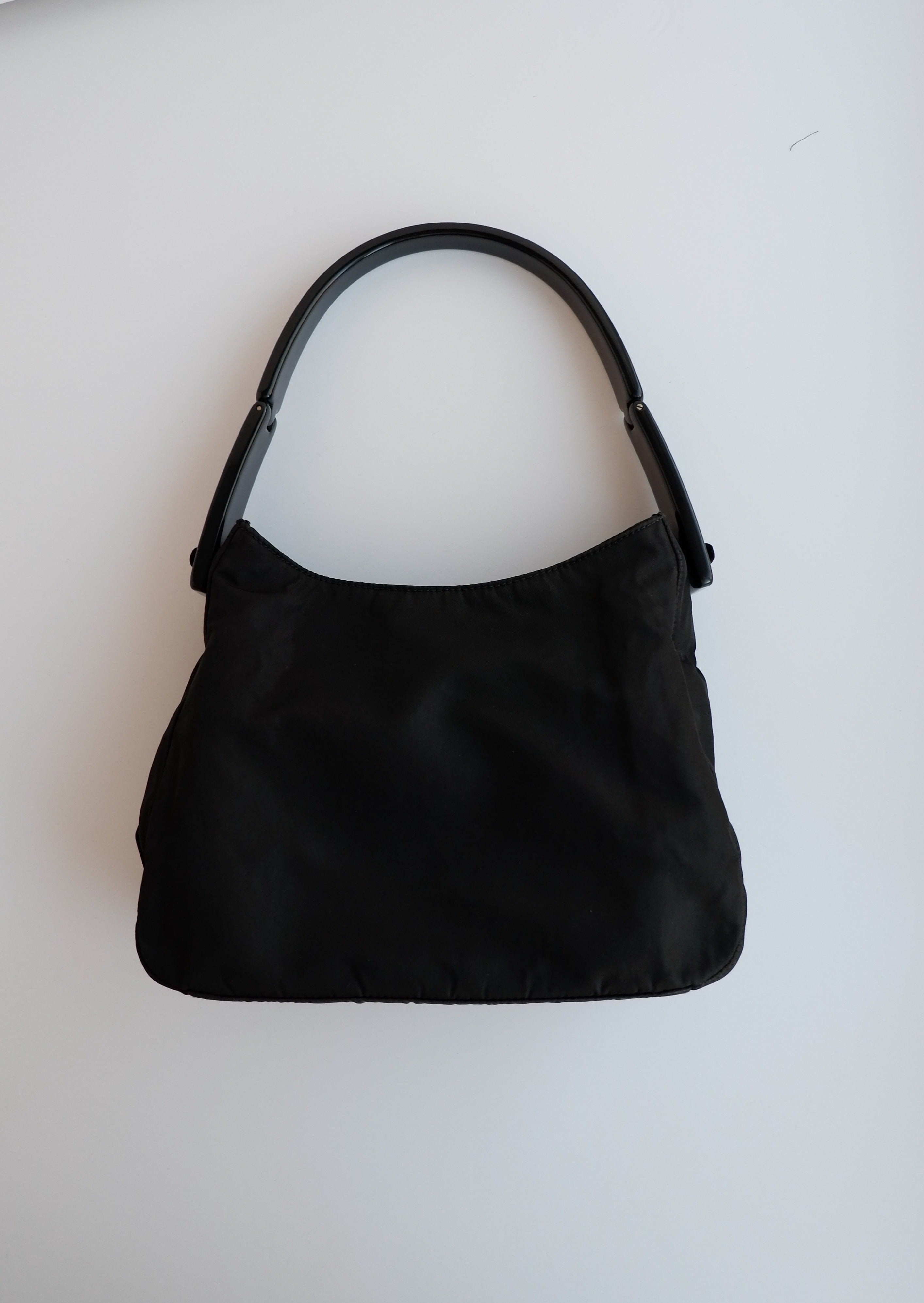 Sac à bandoulière Prada authentique d'occasion en nylon noir avec sangle en acétate
