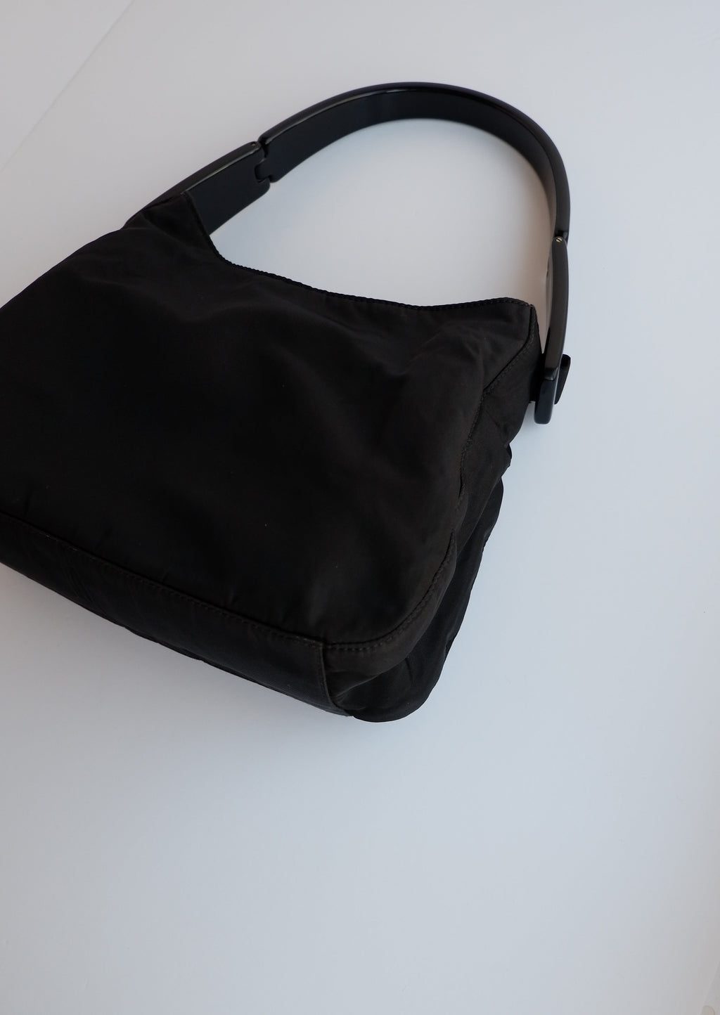Sac à bandoulière Prada authentique d'occasion en nylon noir avec sangle en acétate