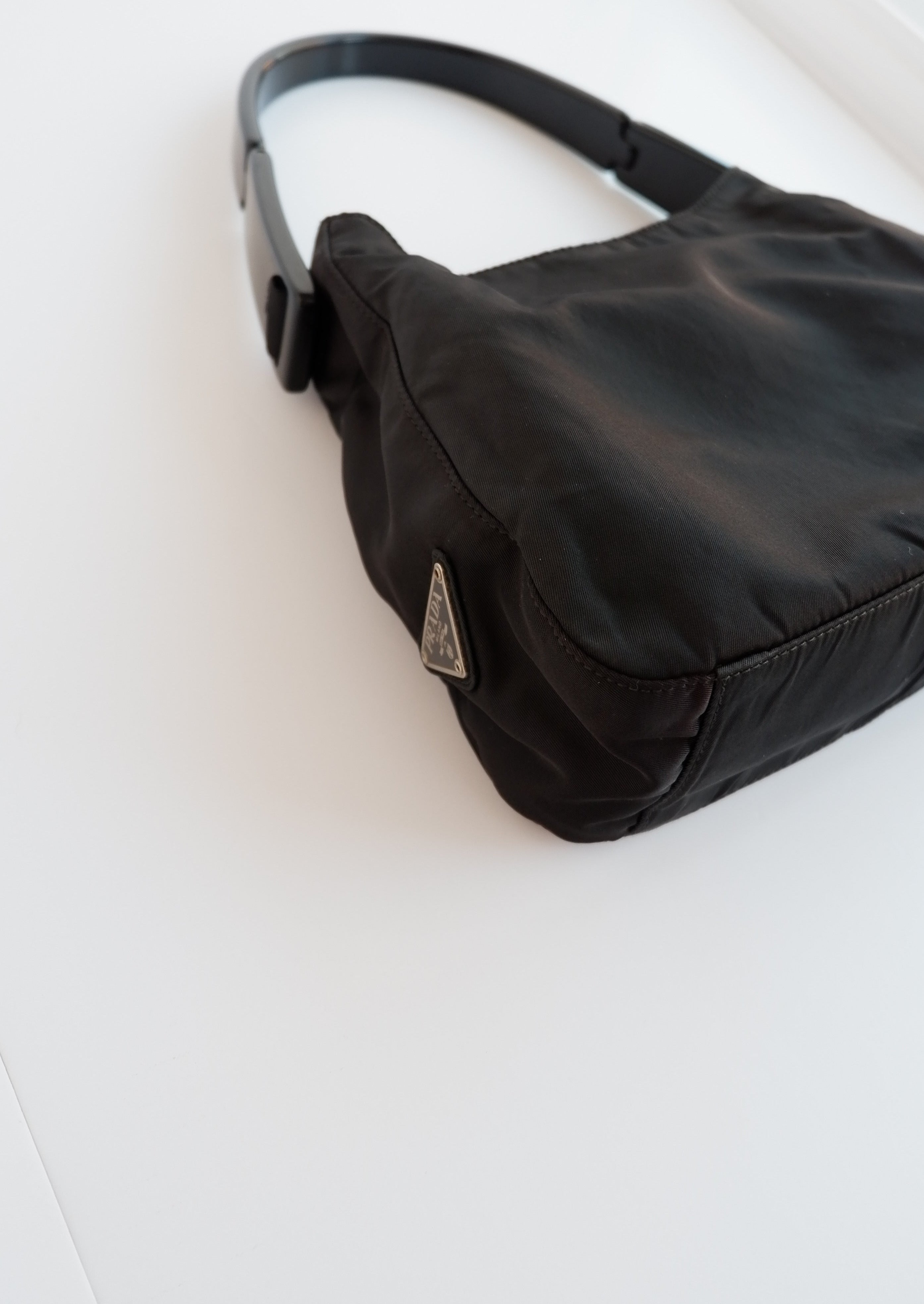 Sac à bandoulière Prada authentique d'occasion en nylon noir avec sangle en acétate