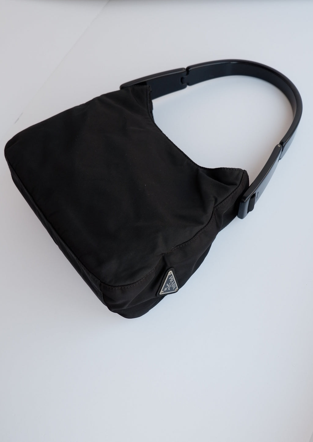Sac à bandoulière Prada authentique d'occasion en nylon noir avec sangle en acétate