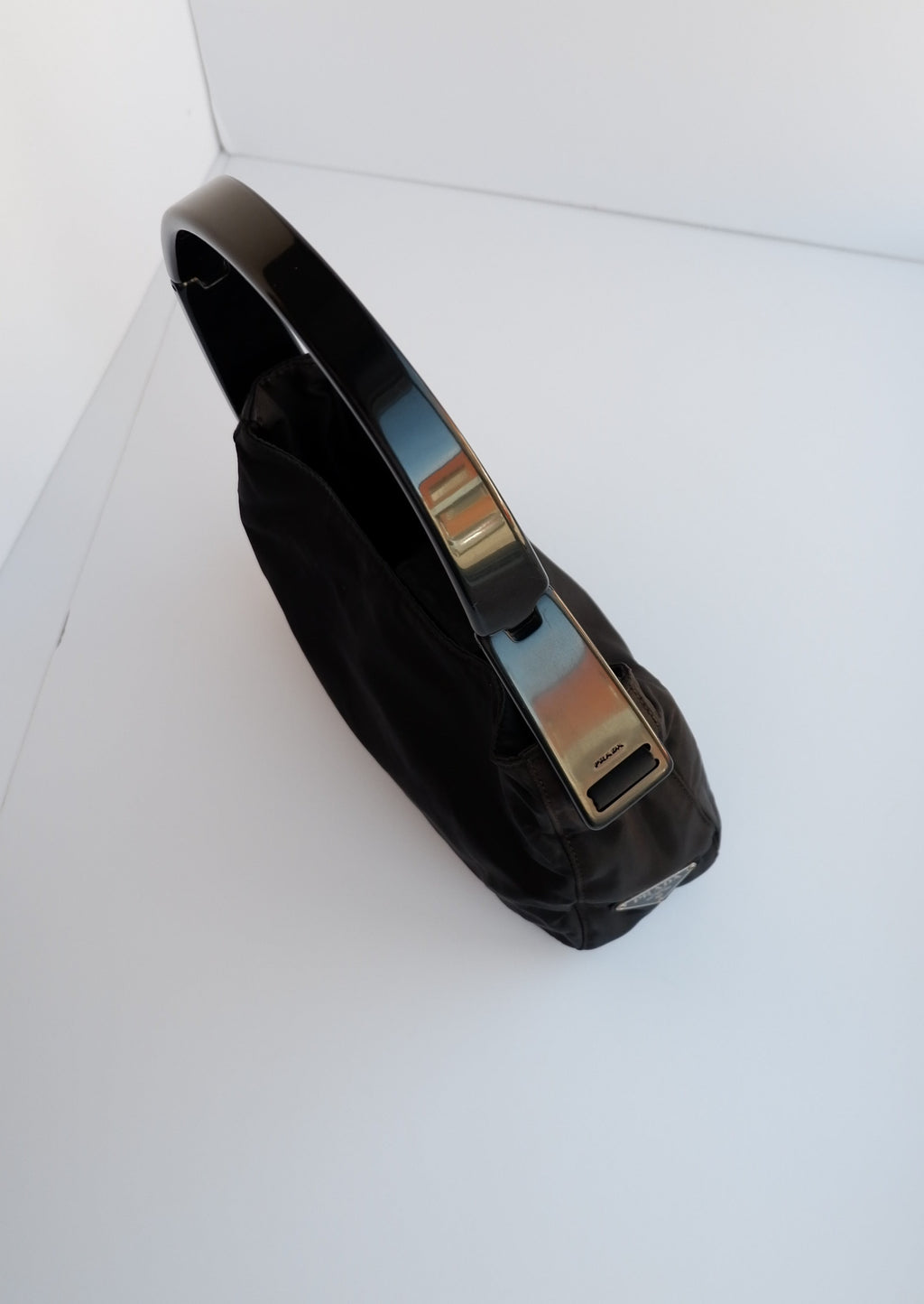 Sac à bandoulière Prada authentique d'occasion en nylon noir avec sangle en acétate