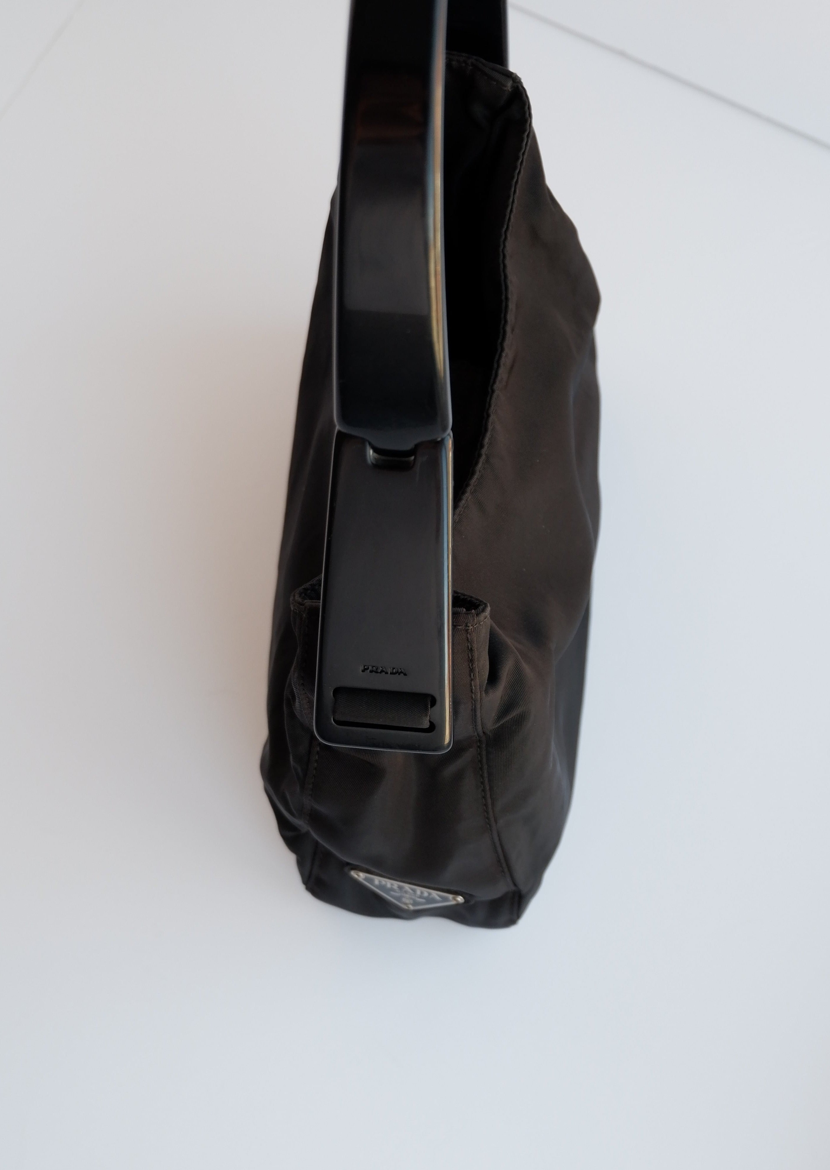 Sac à bandoulière Prada authentique d'occasion en nylon noir avec sangle en acétate