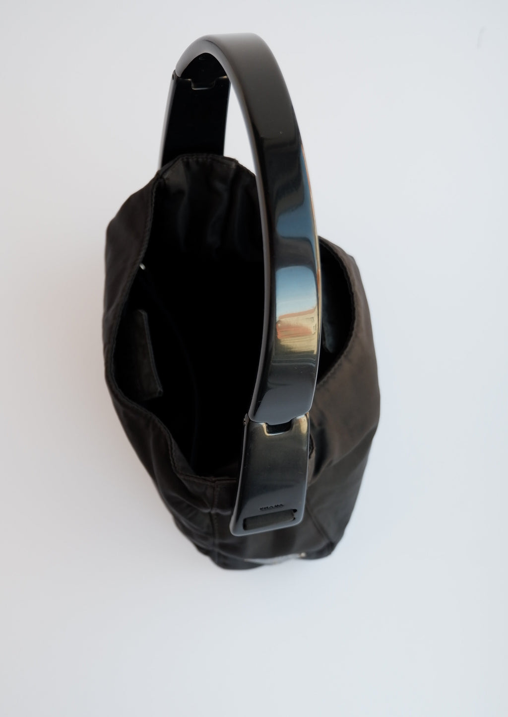 Sac à bandoulière Prada authentique d'occasion en nylon noir avec sangle en acétate