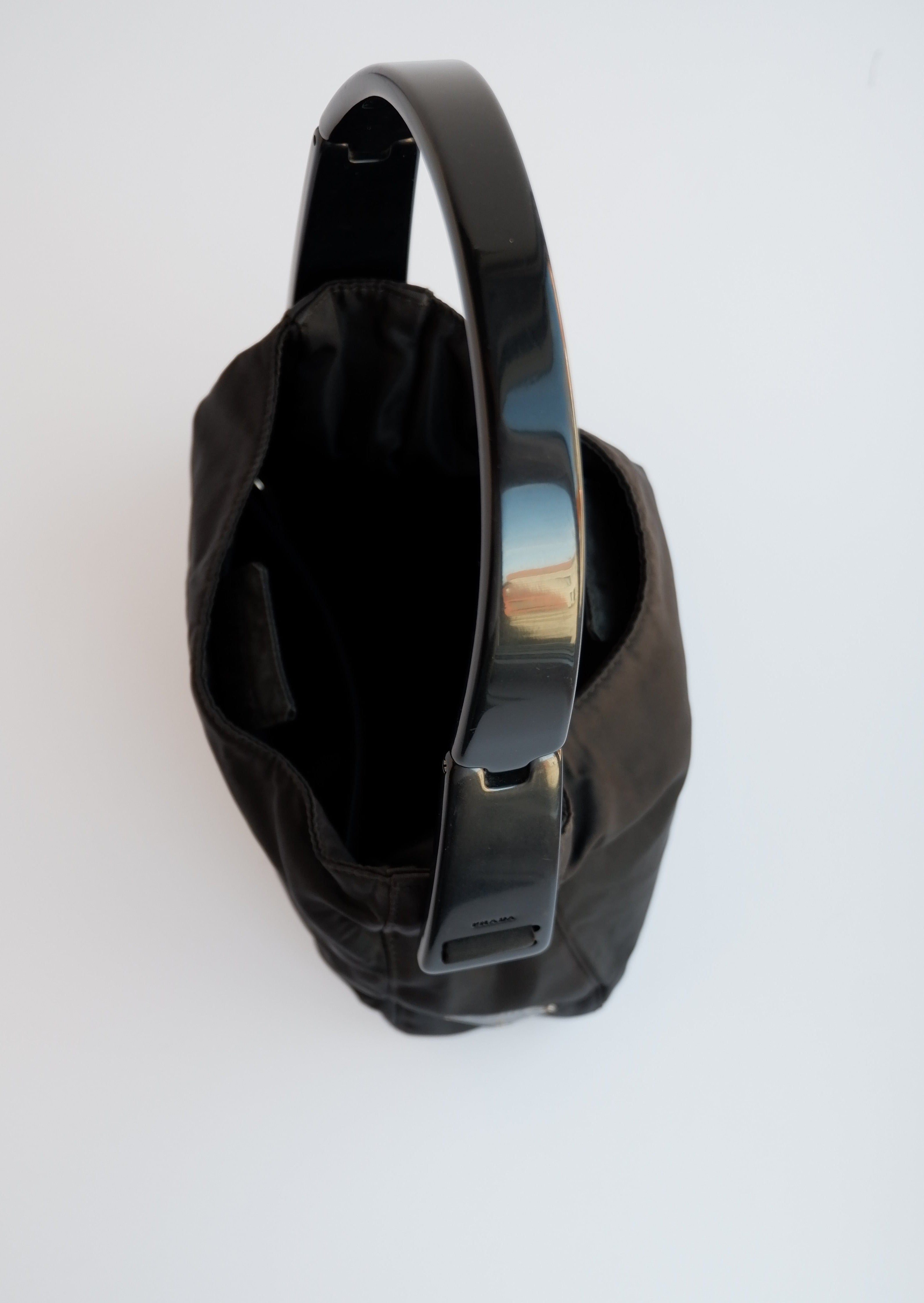 Sac à bandoulière Prada authentique d'occasion en nylon noir avec sangle en acétate