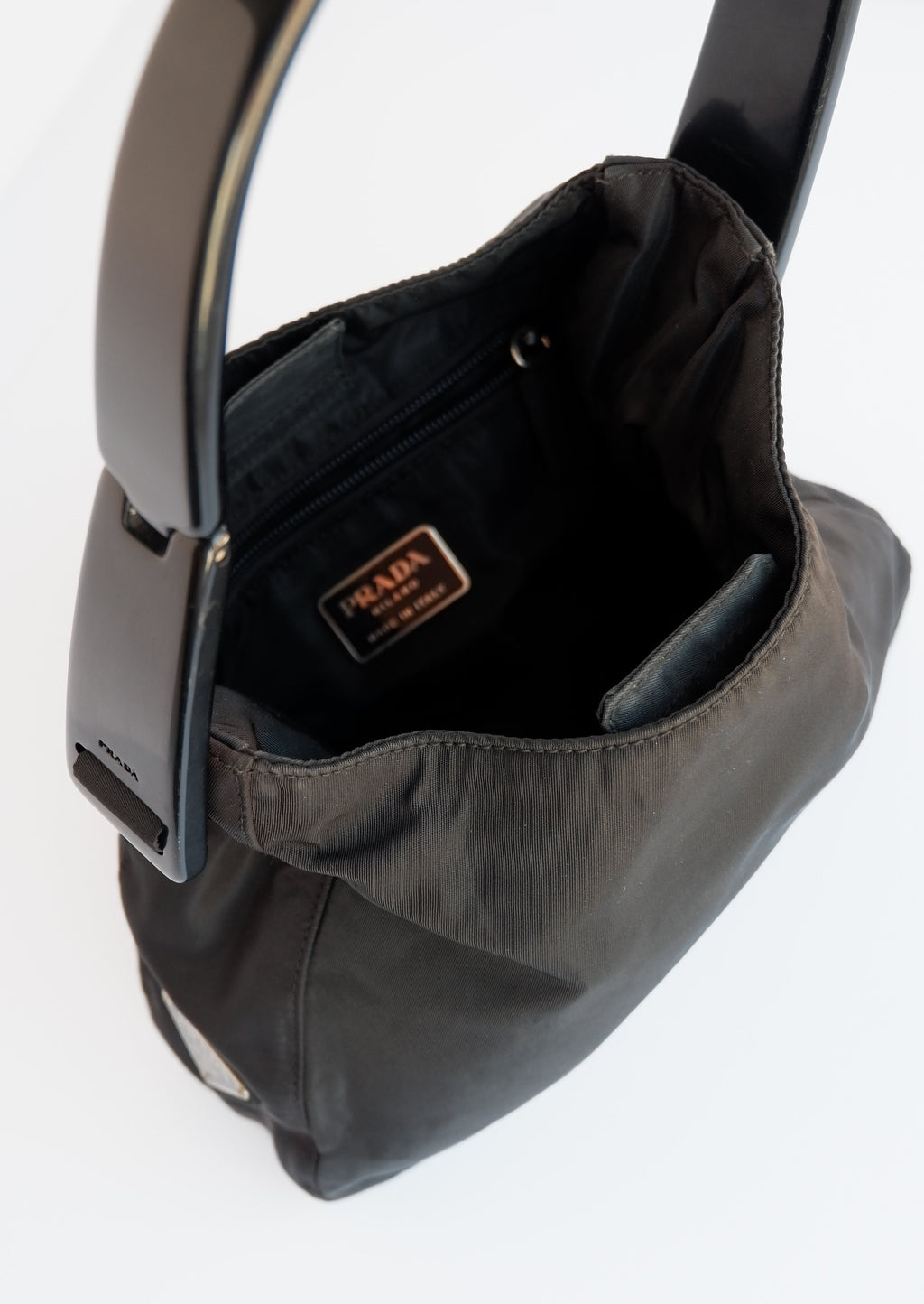 Sac à bandoulière Prada authentique d'occasion en nylon noir avec sangle en acétate