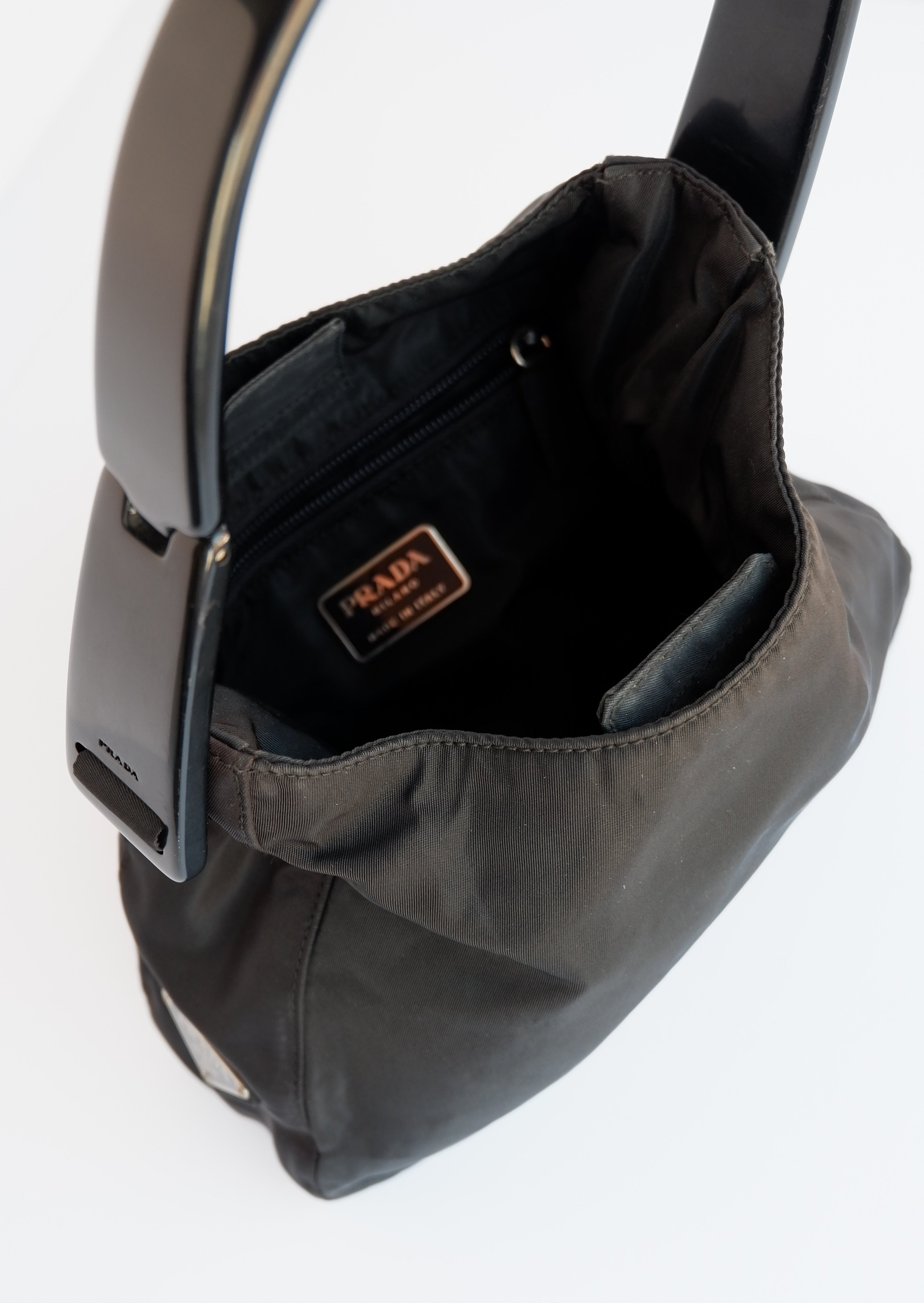 Sac à bandoulière Prada authentique d'occasion en nylon noir avec sangle en acétate
