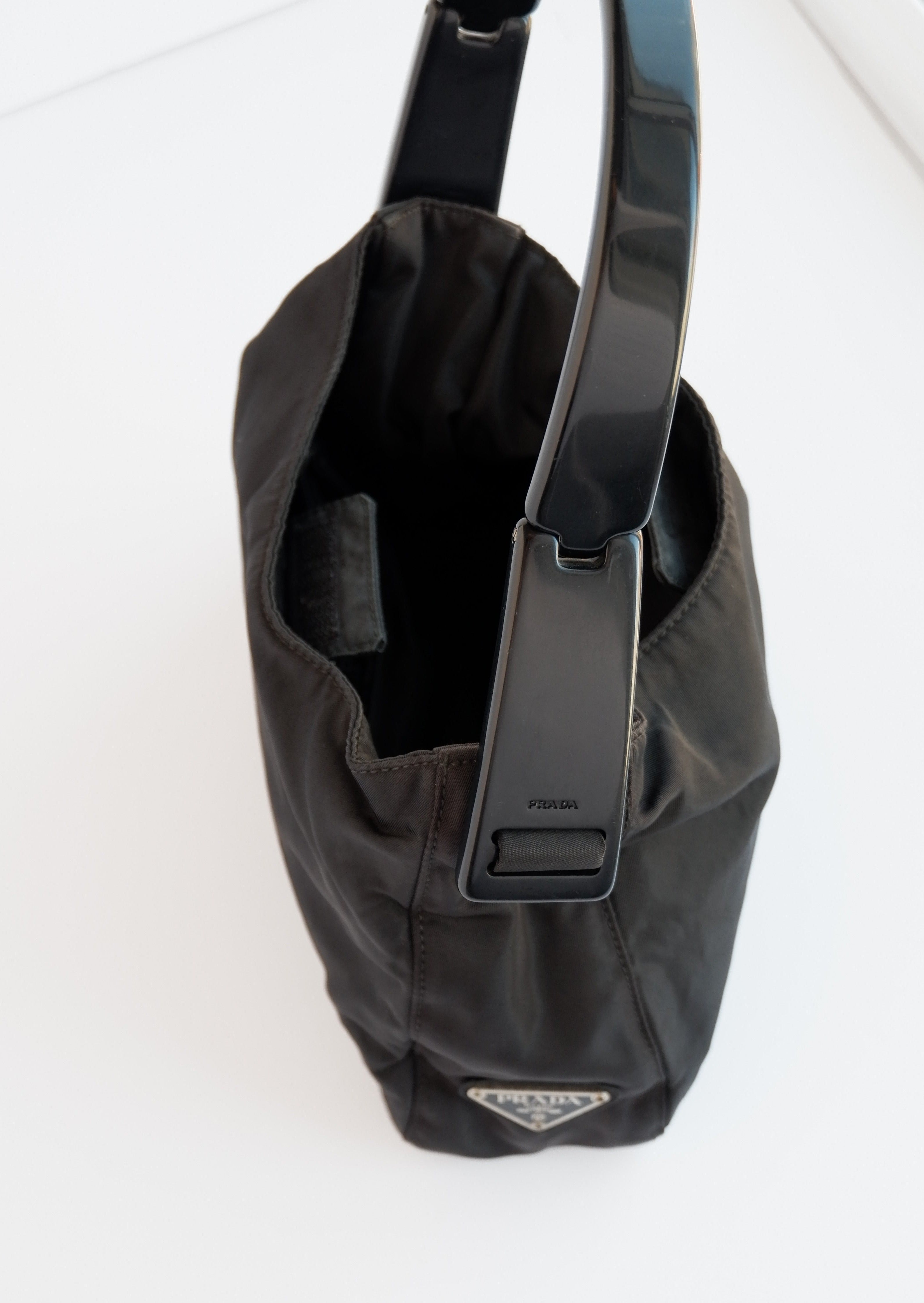 Sac à bandoulière Prada authentique d'occasion en nylon noir avec sangle en acétate