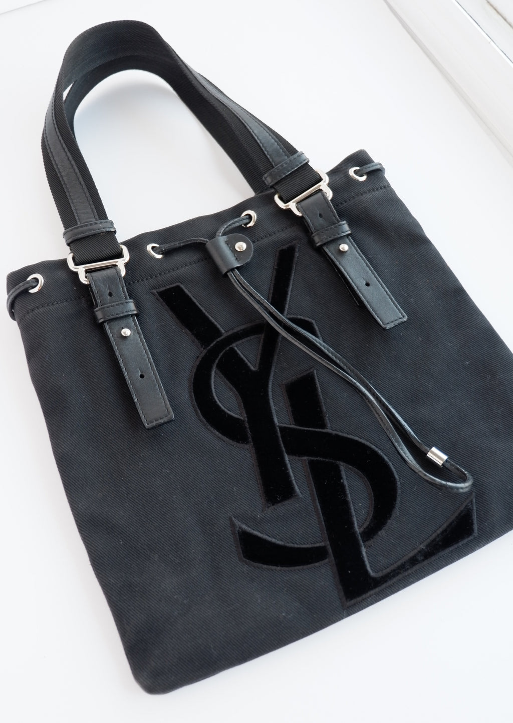 Sac cabas Saint Laurent YSL Kahala en toile noire, authentique et d'occasion