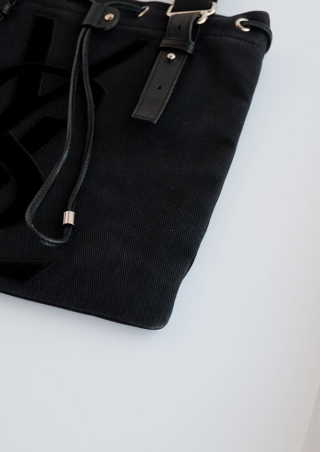 Sac cabas Saint Laurent YSL Kahala en toile noire, authentique et d'occasion