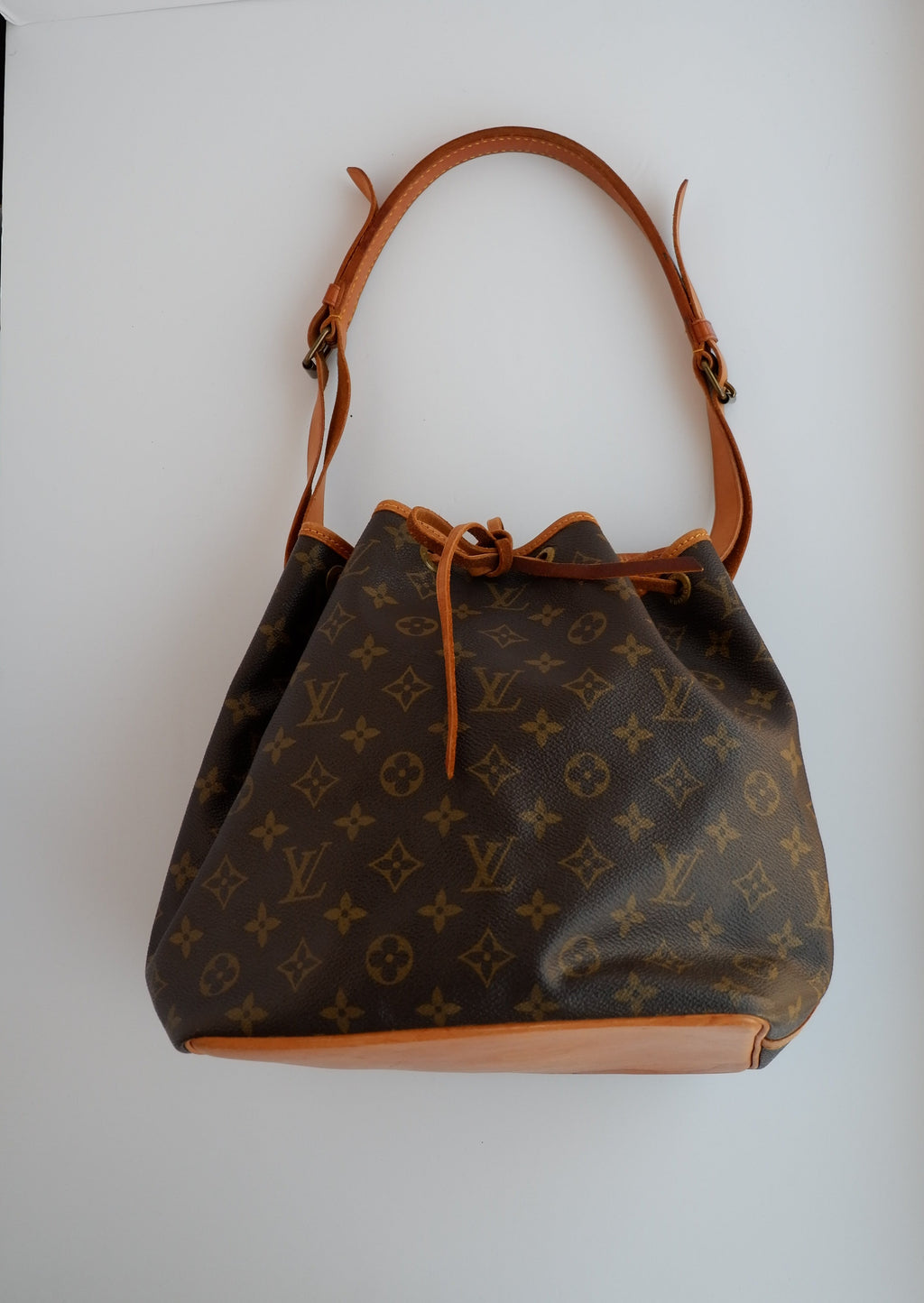 Authentique sac à bandoulière Louis Vuitton Monogram Petite Noé d'occasion