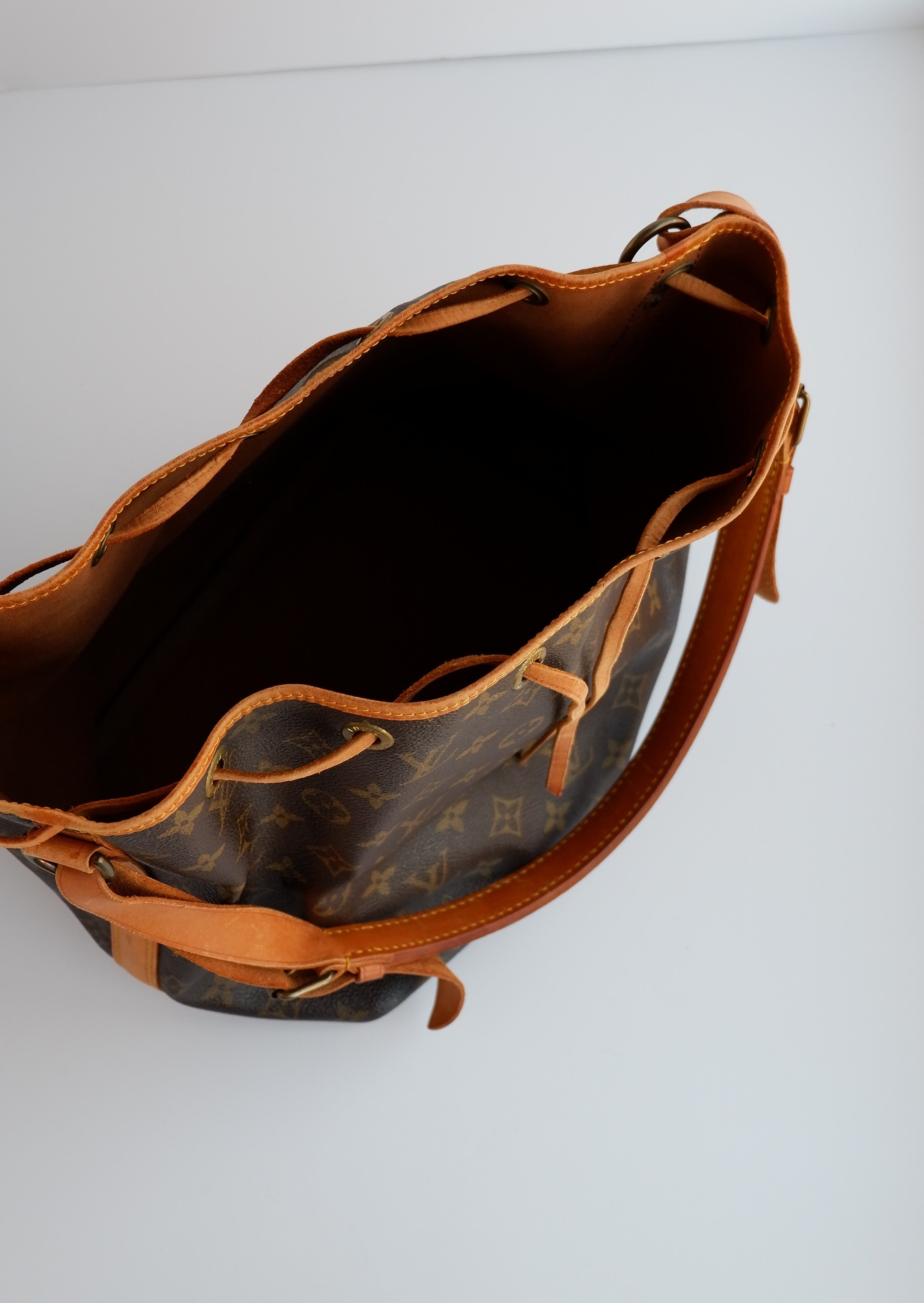 Authentique sac à bandoulière Louis Vuitton Monogram Petite Noé d'occasion