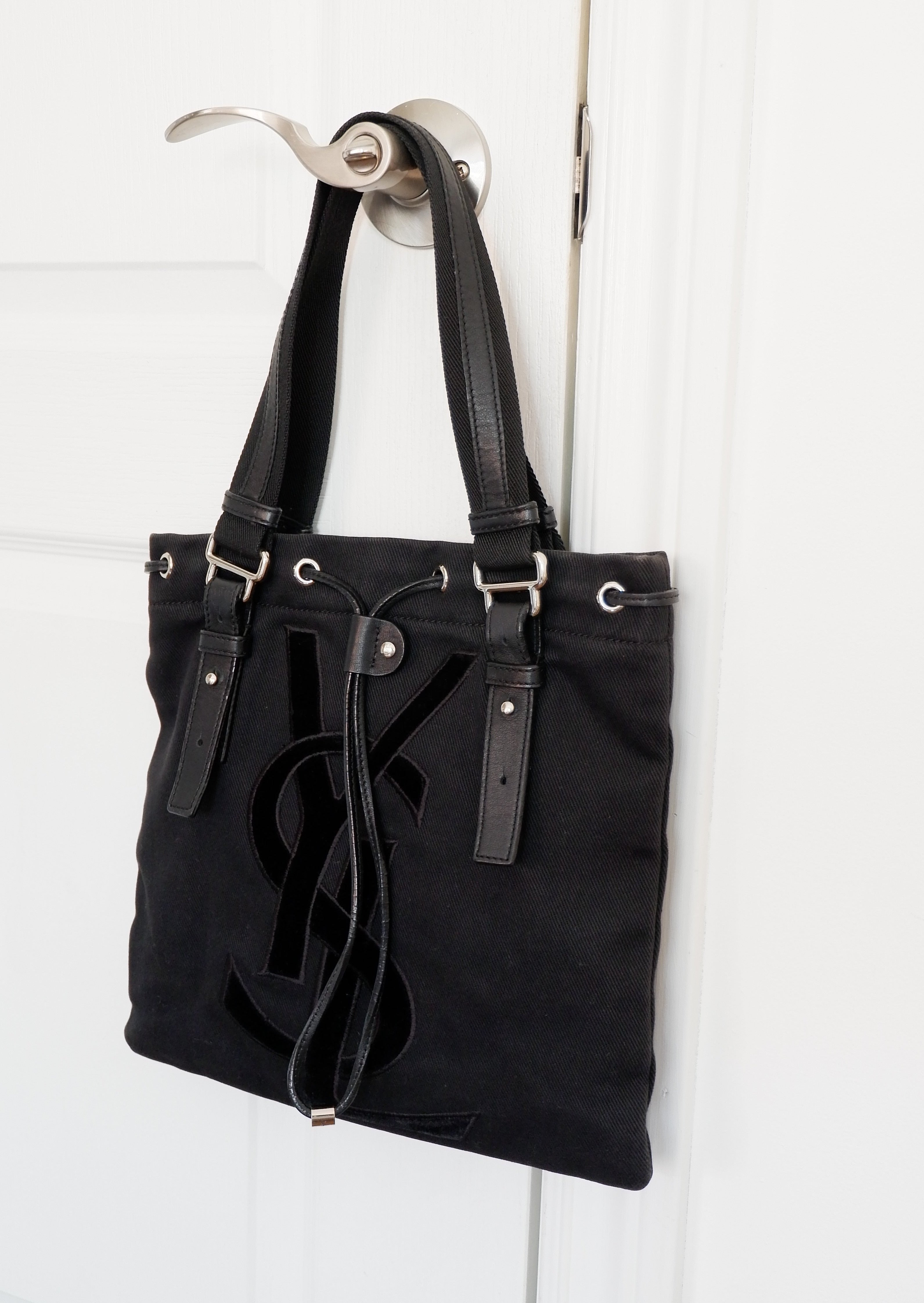 Sac cabas Saint Laurent YSL Kahala en toile noire, authentique et d'occasion