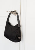 Sac à bandoulière Prada authentique d'occasion en nylon noir avec sangle en acétate