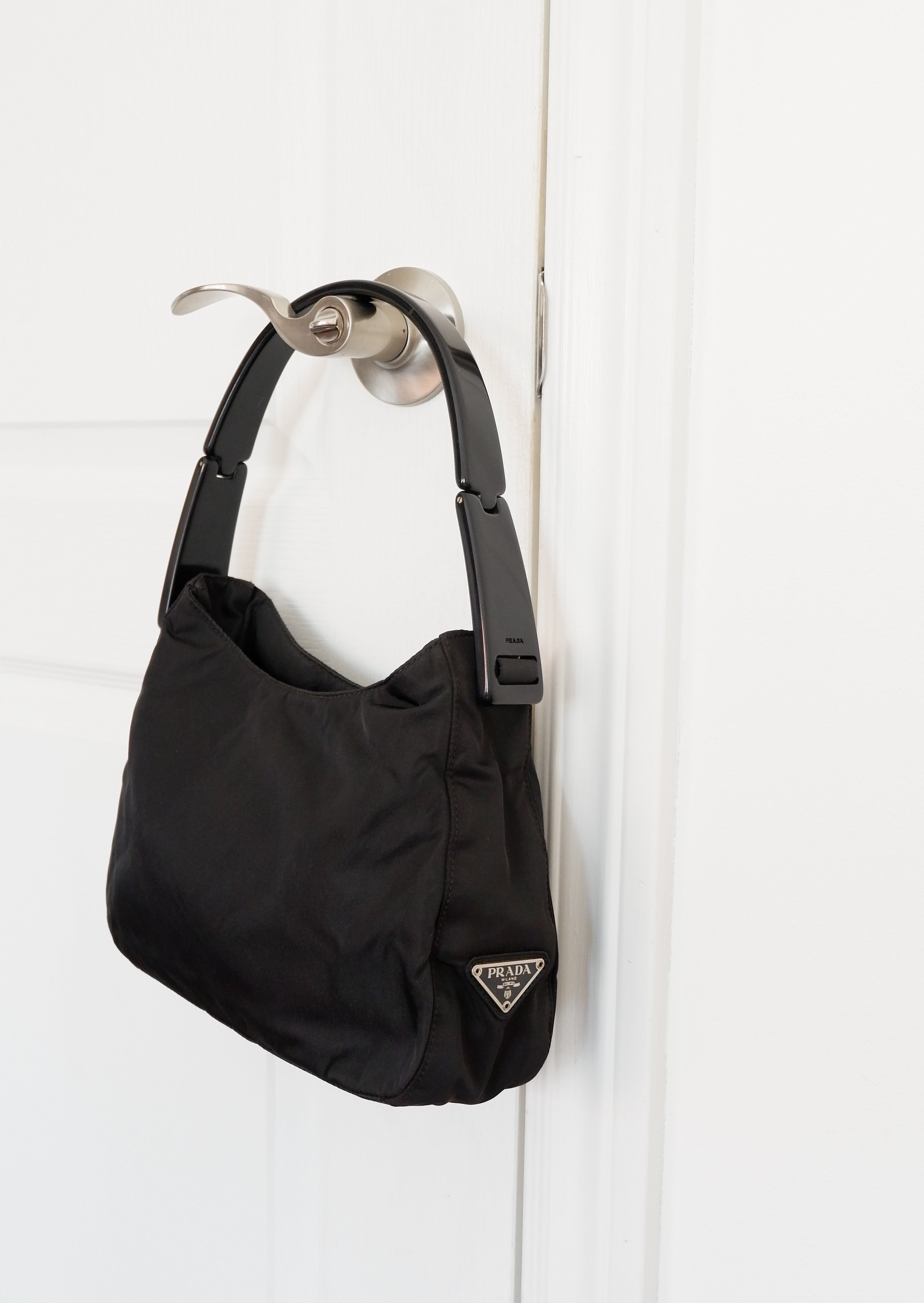 Sac à bandoulière Prada authentique d'occasion en nylon noir avec sangle en acétate