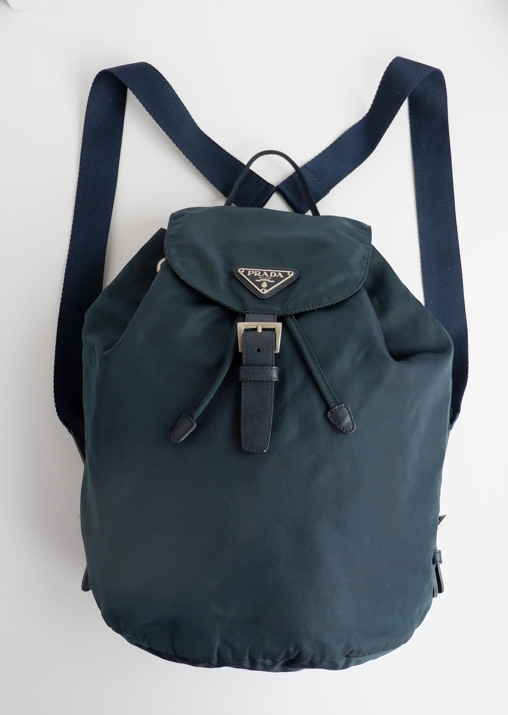 Sac à dos Prada en nylon bleu marine d'occasion et authentique