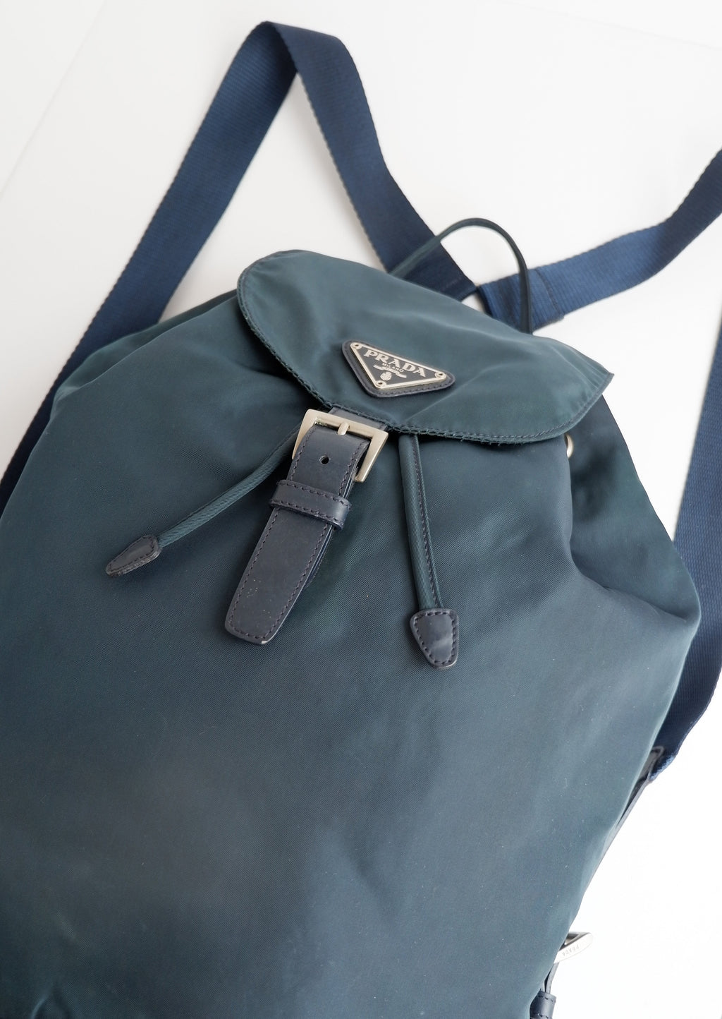 Sac à dos Prada en nylon bleu marine d'occasion et authentique
