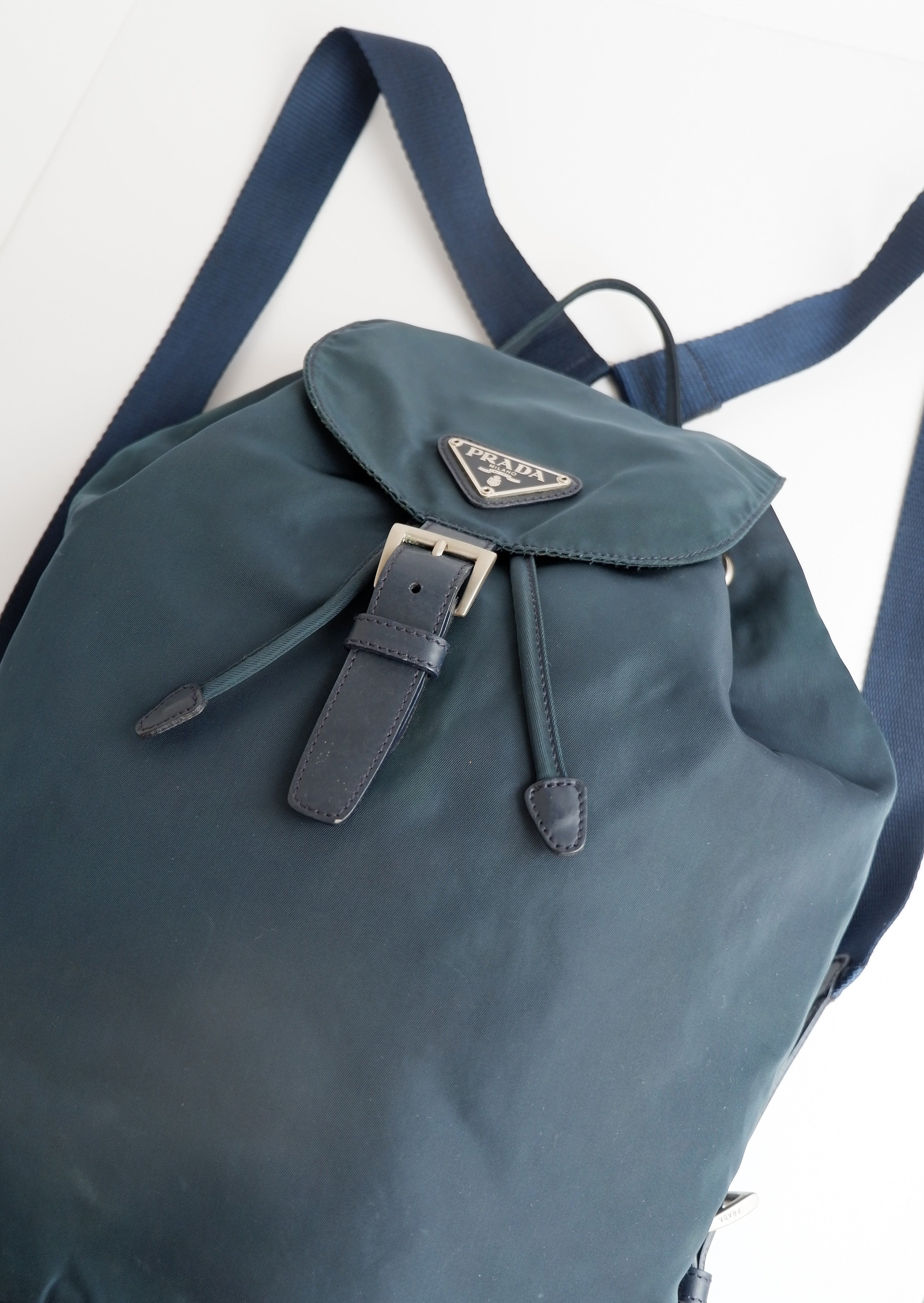 Sac à dos Prada en nylon bleu marine d'occasion et authentique